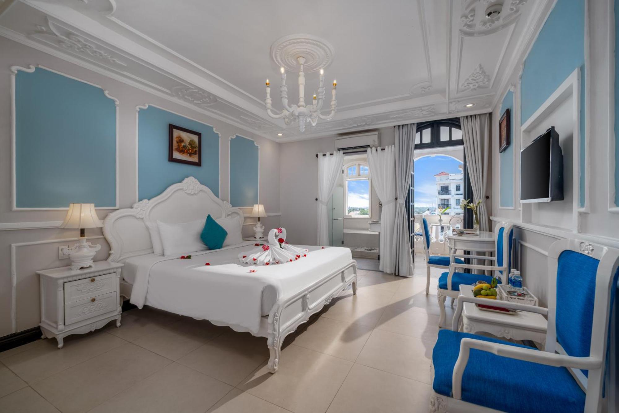Deluxe Double or Twin Room Private Balcony City View