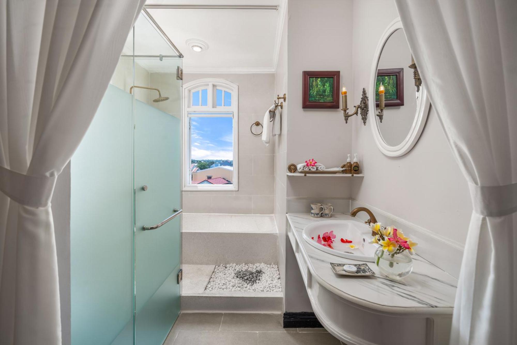 Deluxe Double or Twin Room Private Balcony City View