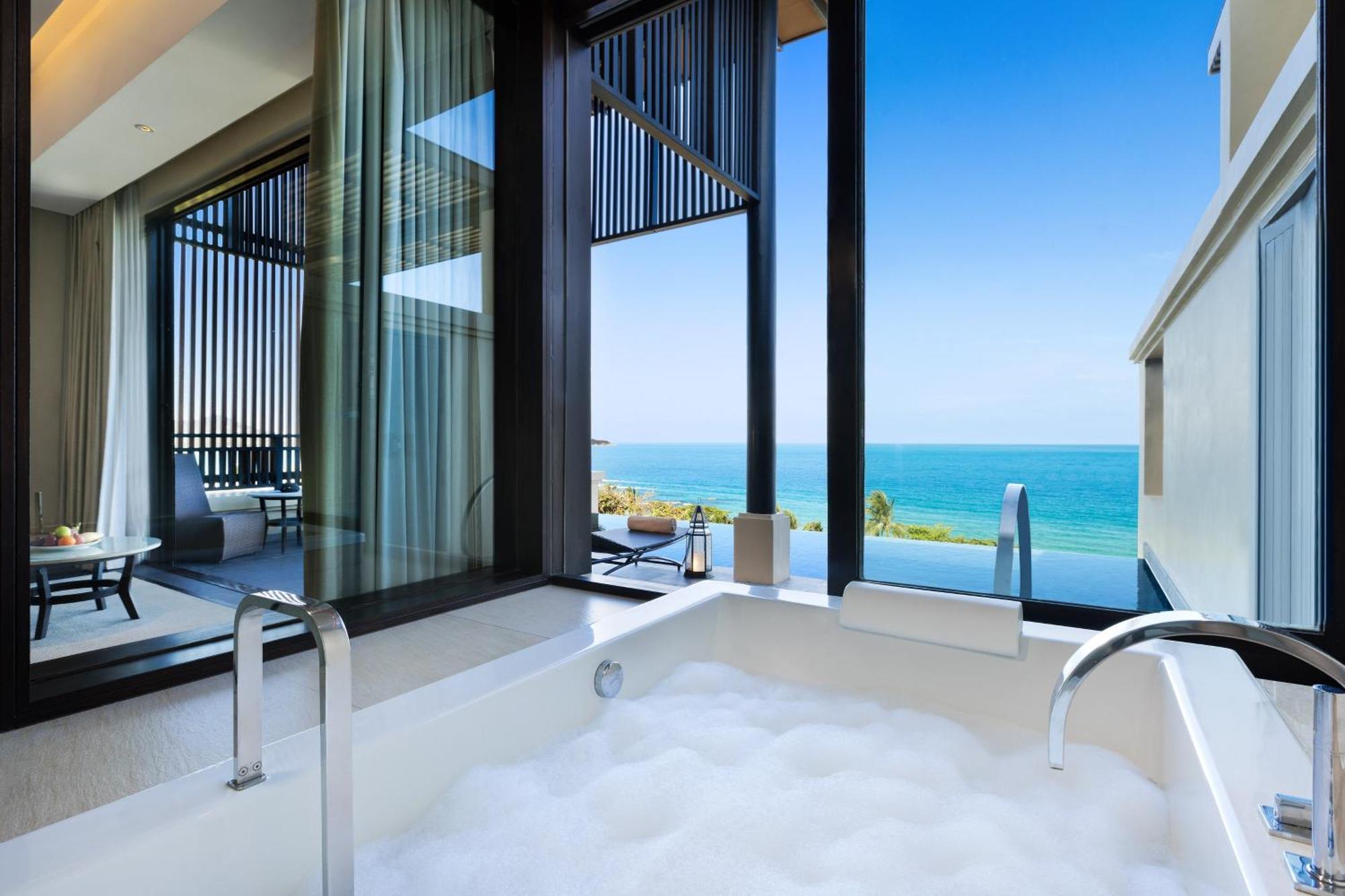 Grand Pool Suite Suite 1 King Sofa bed Ocean view