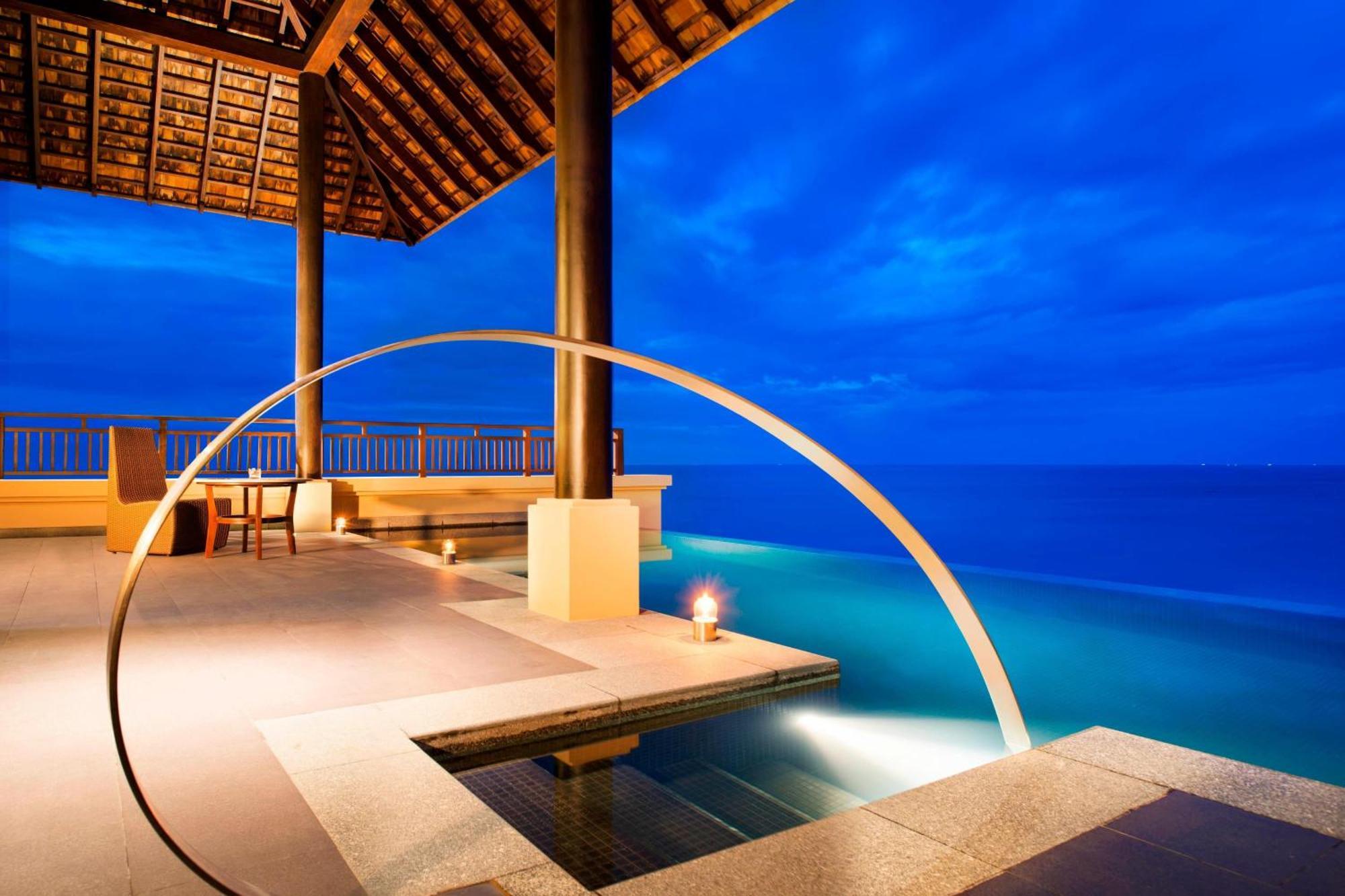Grand Pool Suite Suite 1 King Sofa bed Ocean view