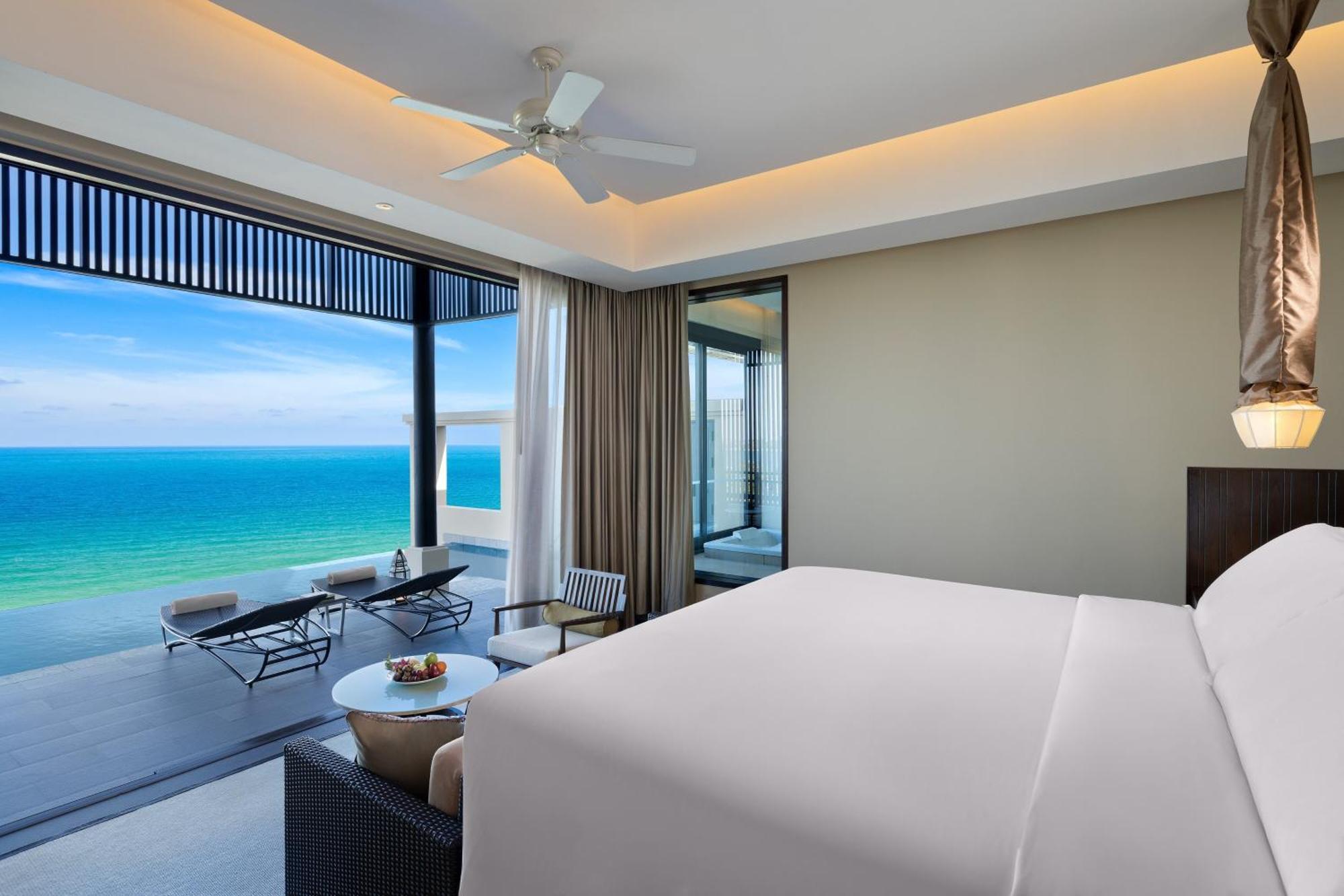 Grand Pool Suite Suite 1 King Sofa bed Ocean view