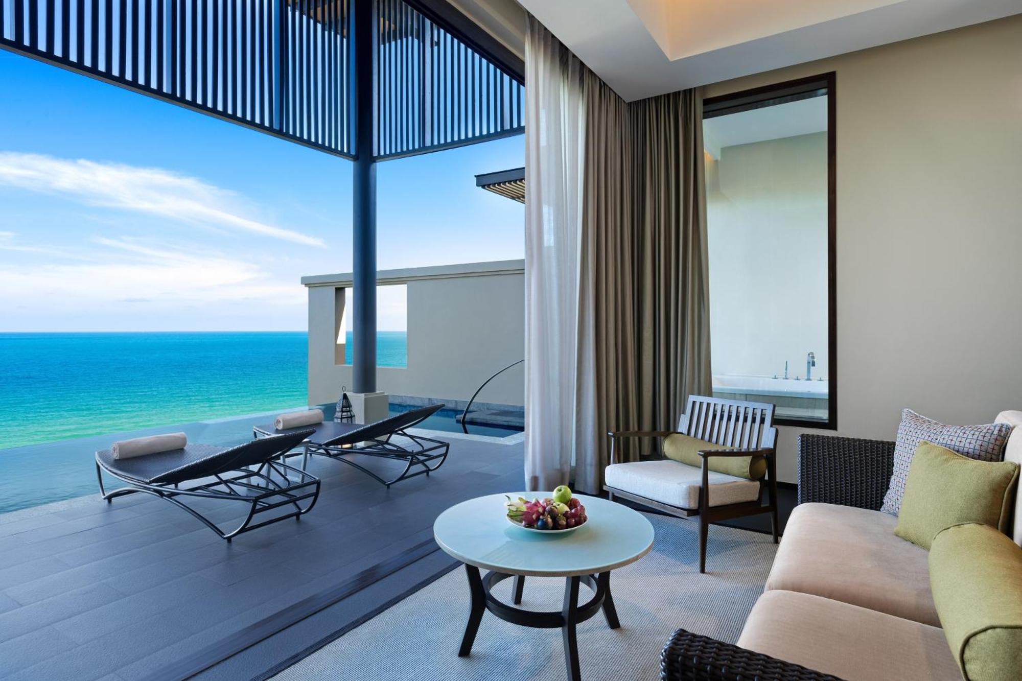 Grand Pool Suite Suite 1 King Sofa bed Ocean view