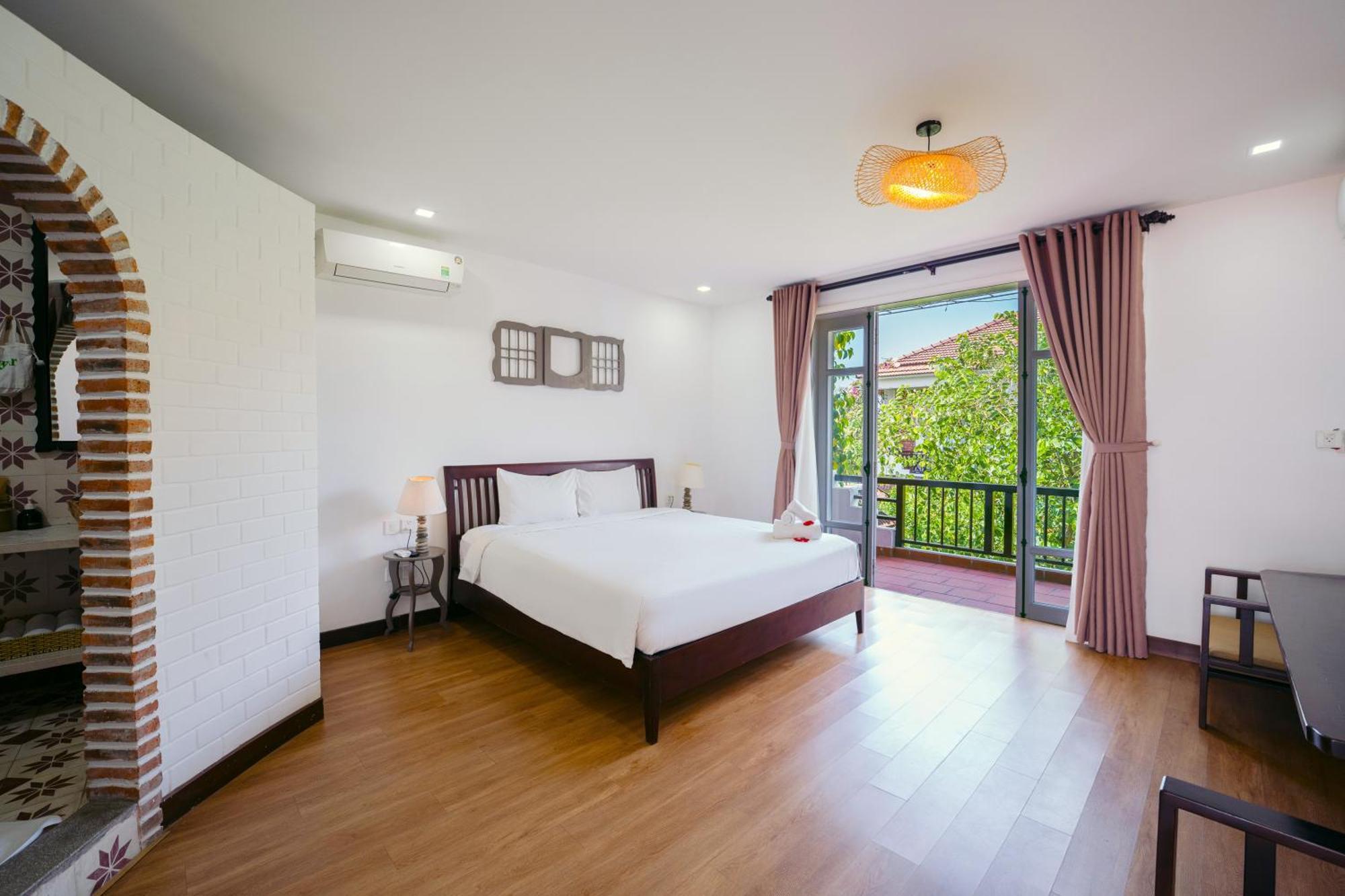 Queen Room Garden View
