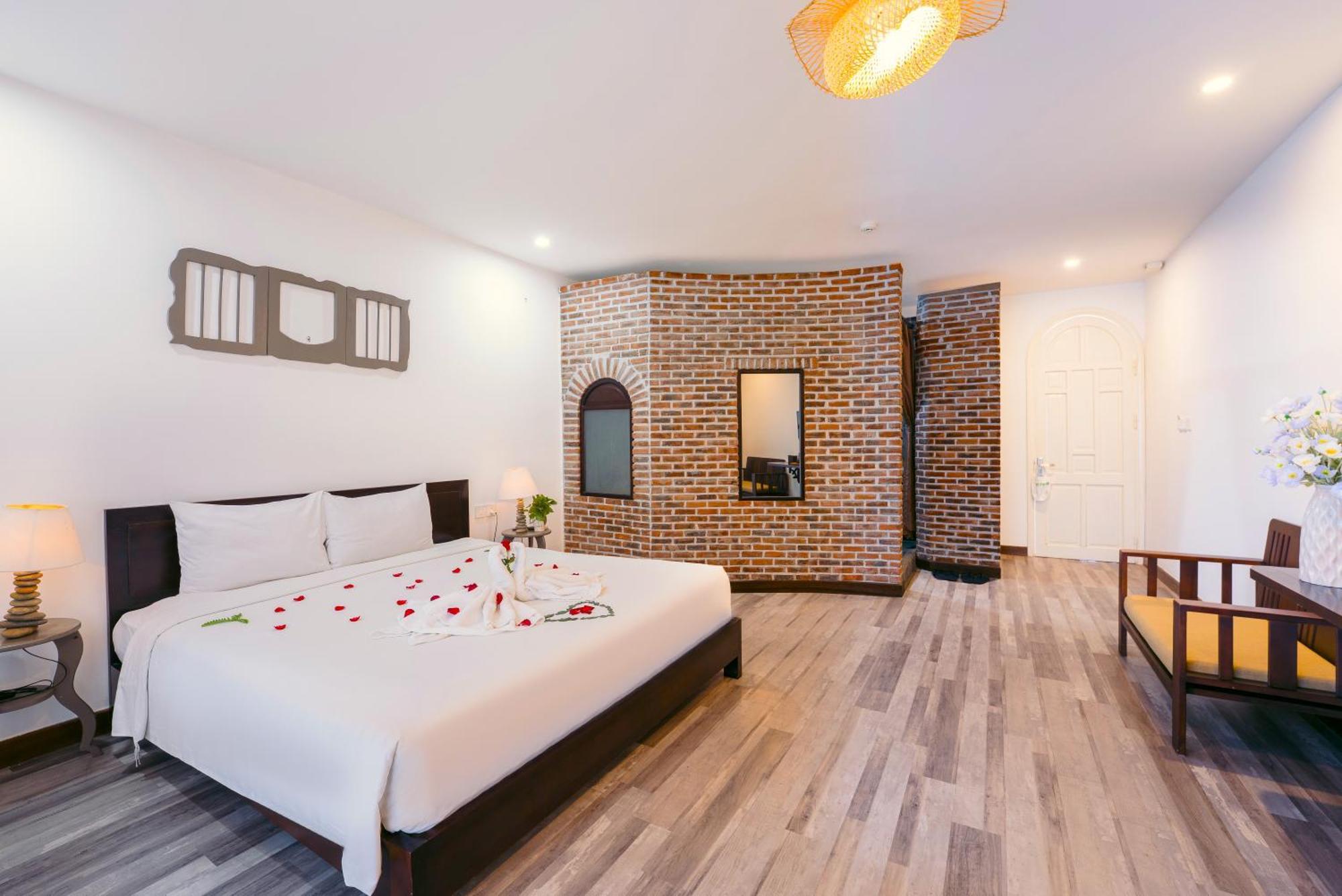 Queen Room Garden View