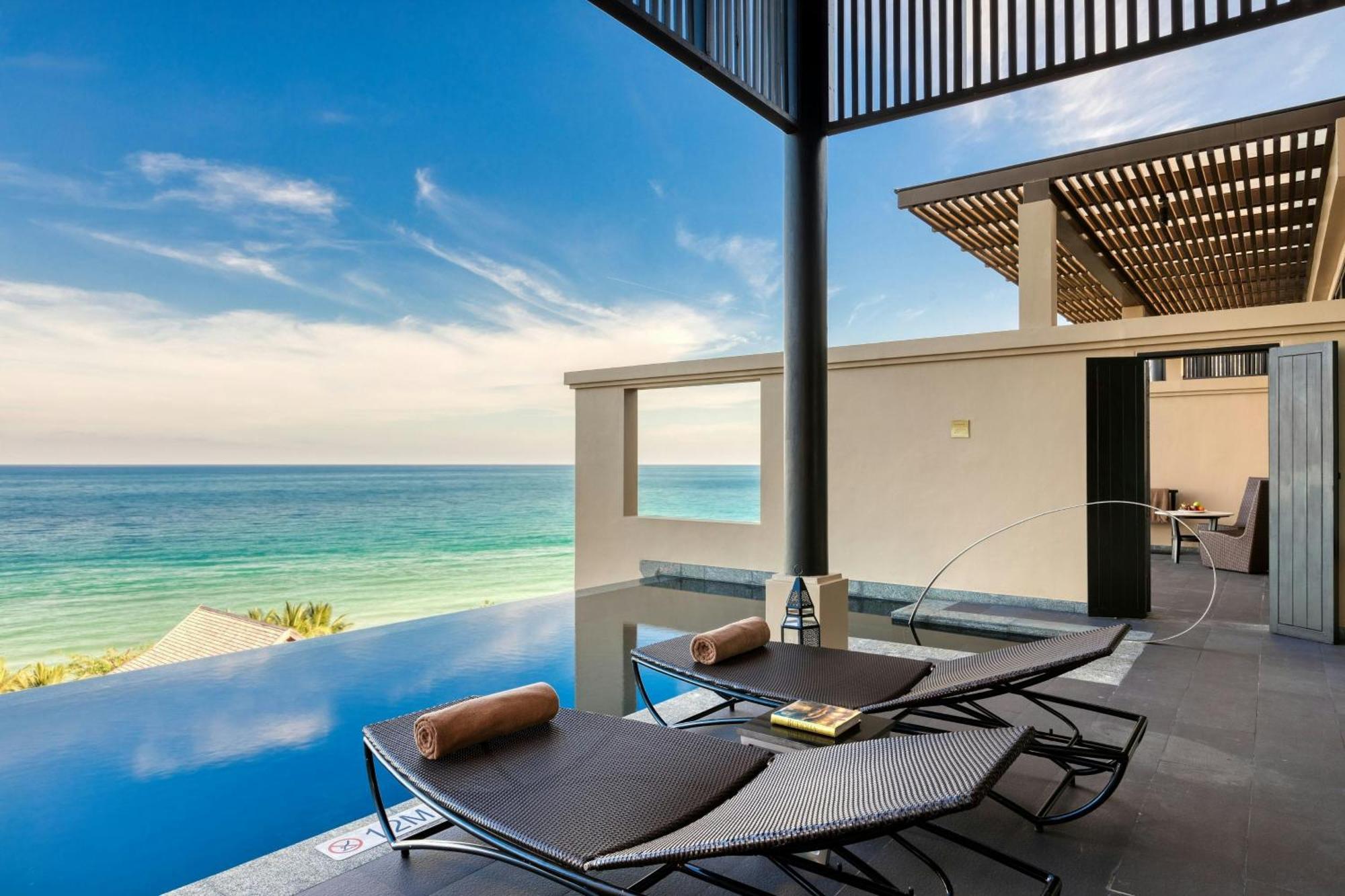 Grand Pool Suite Suite 1 King Sofa bed Ocean view
