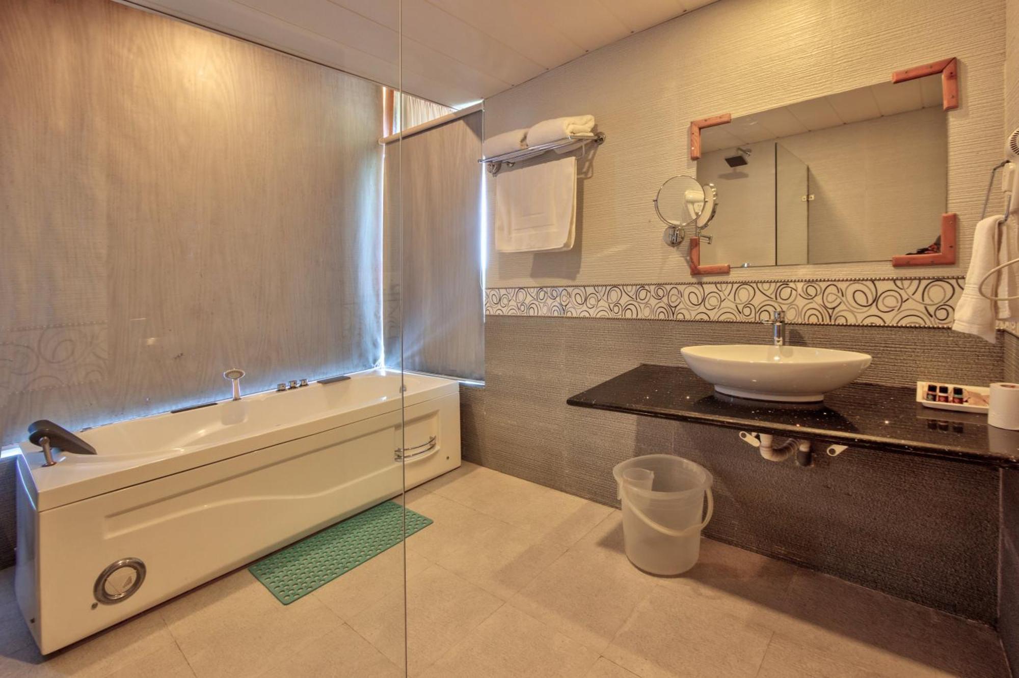 Suite Hot Tub,1679623981:JPEG