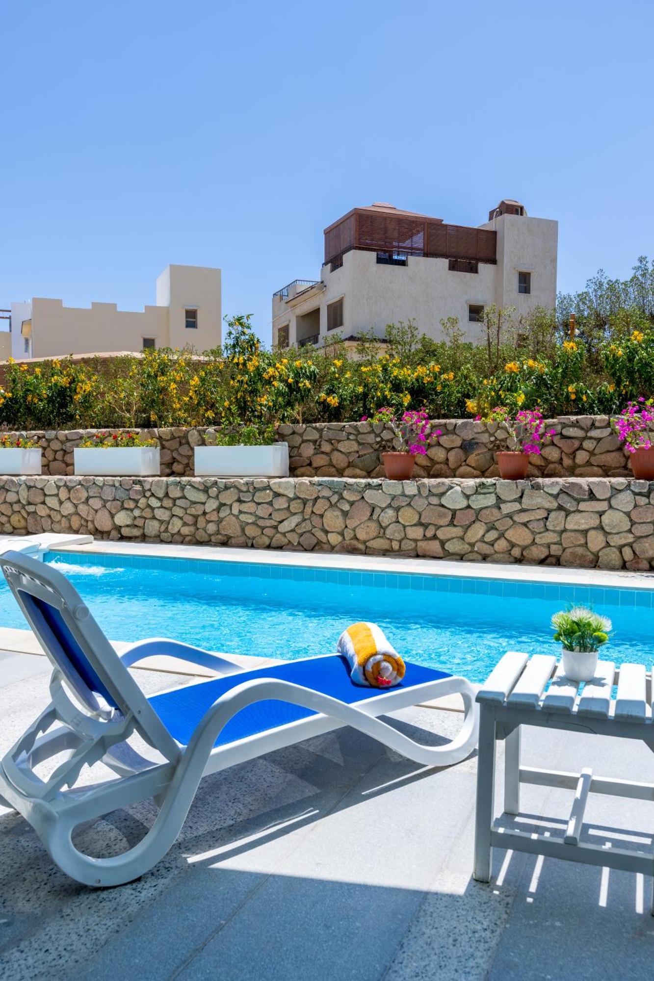 Swim-up Room