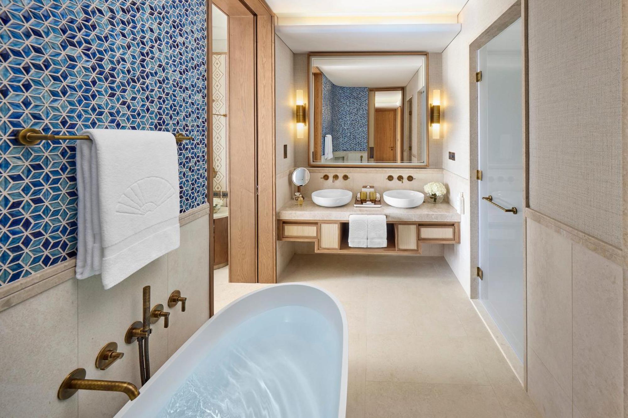 Deluxe Accessible King Room