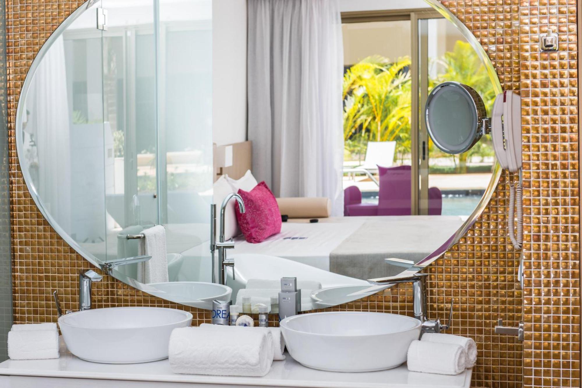 Honeymoon Suite Swimout Adults over 18 years old only