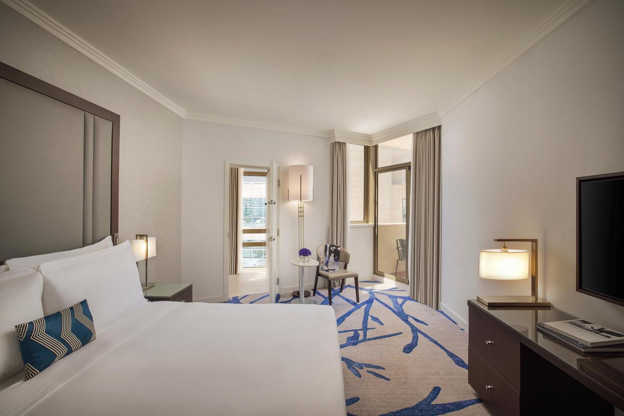 Suite con balcón y vistas a la ciudad