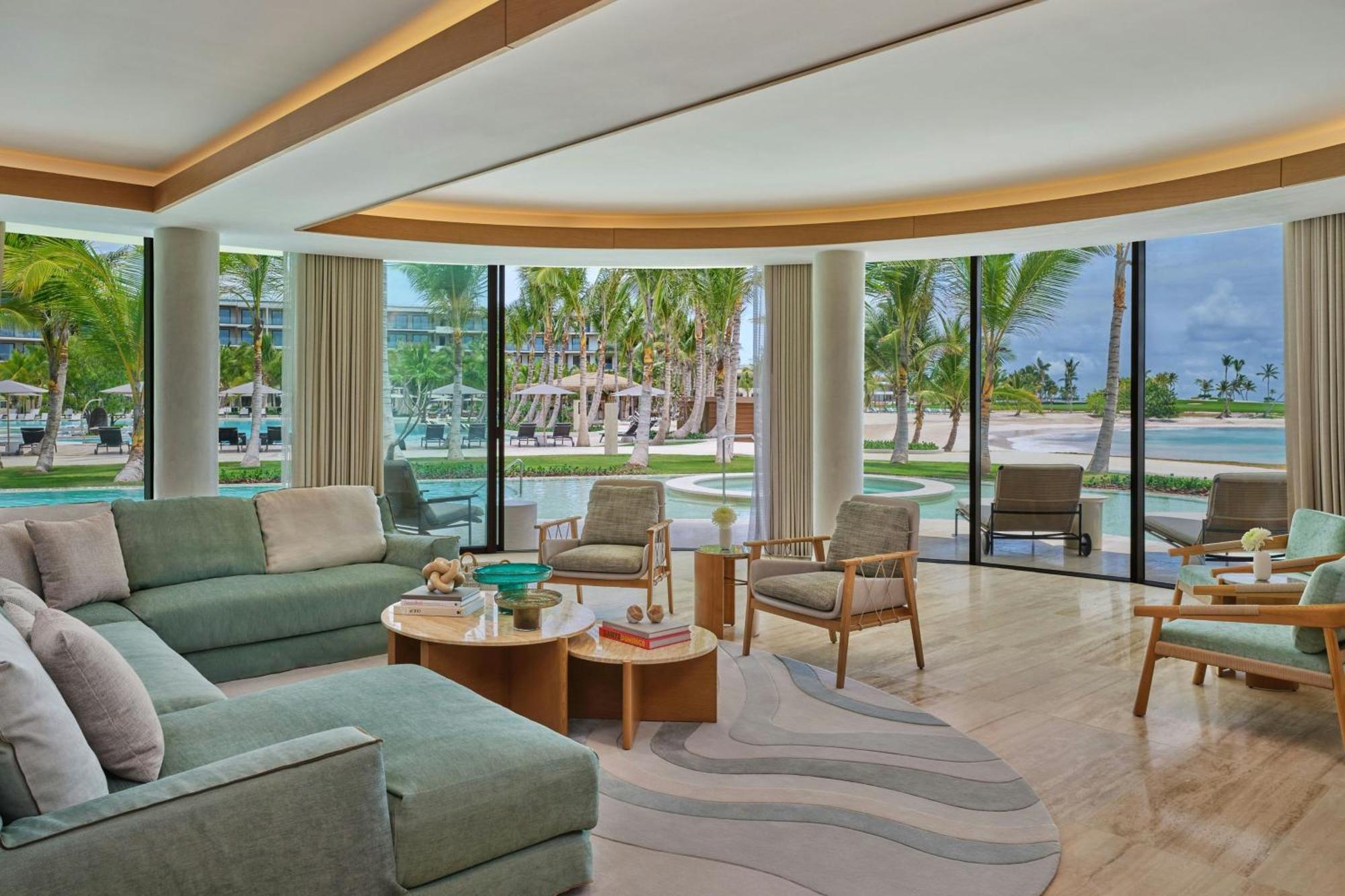 Suite de 1 dormitorio con cama extragrande, vistas al mar y a la playa