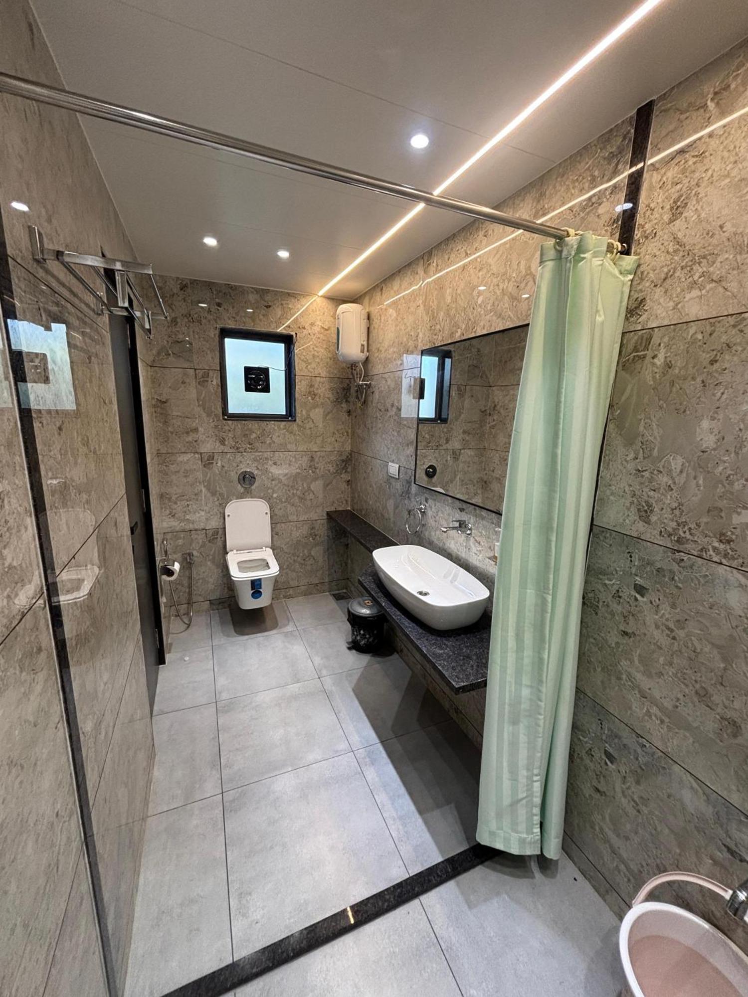 Deluxe Double Room (2 Adults + 1 Child)
