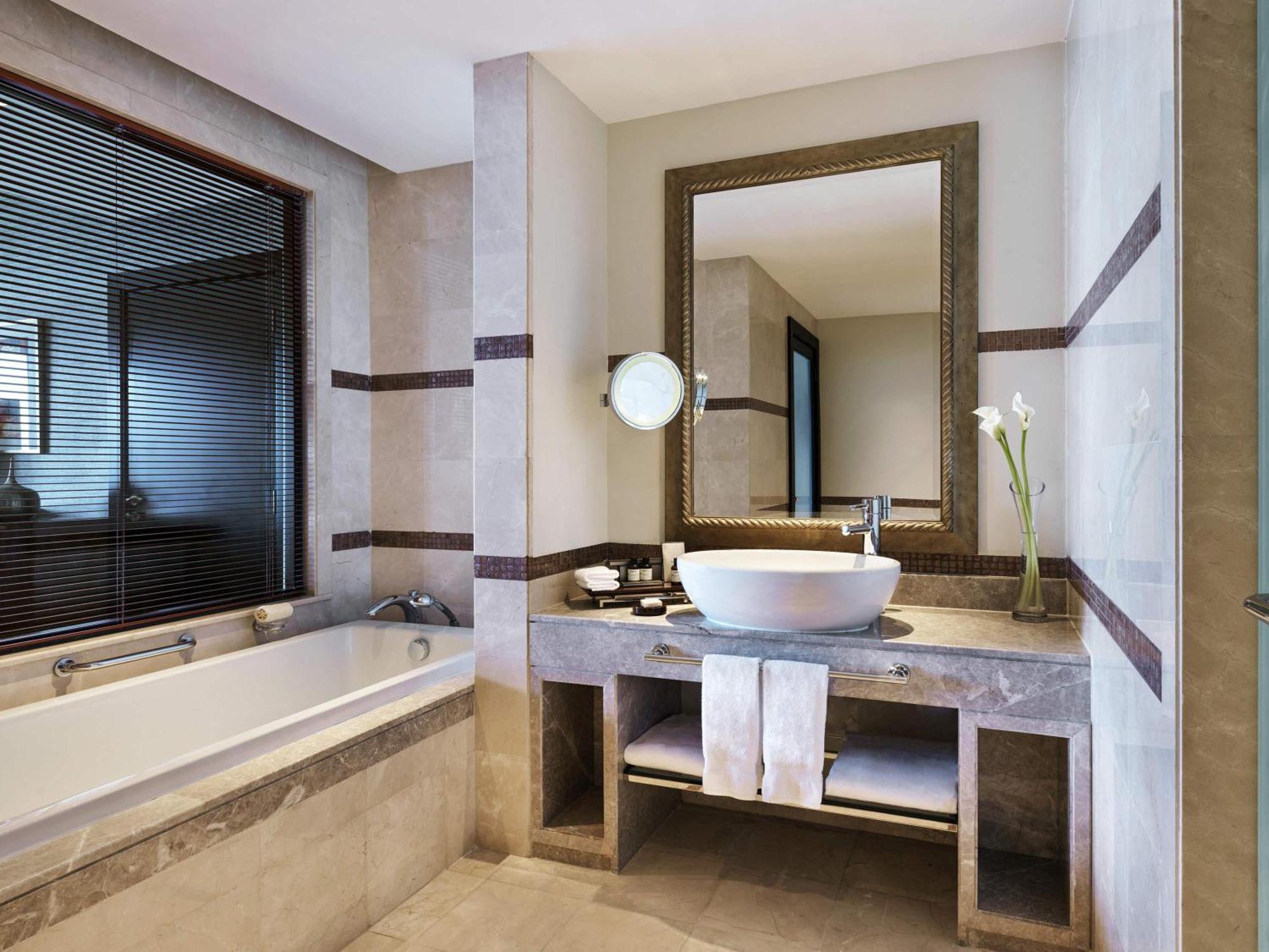 Deluxe One Bedroom Suite Panoramic Palm Sea View