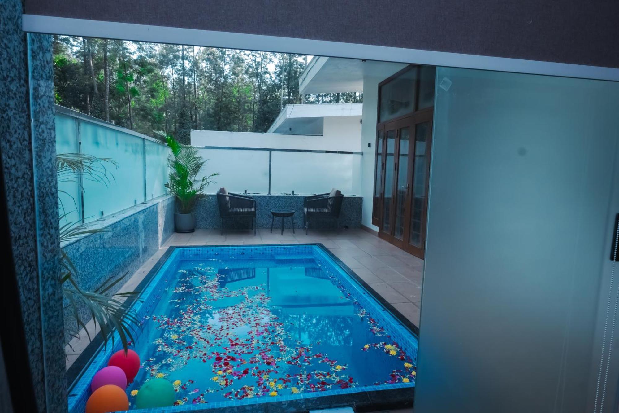 Luxury Villa (15% off on session of couple's Spa + Complimentary Welcome Drink on arrival + 15% off on session of Massage + 15% off on Jungle Safari + Free Breakfast)
