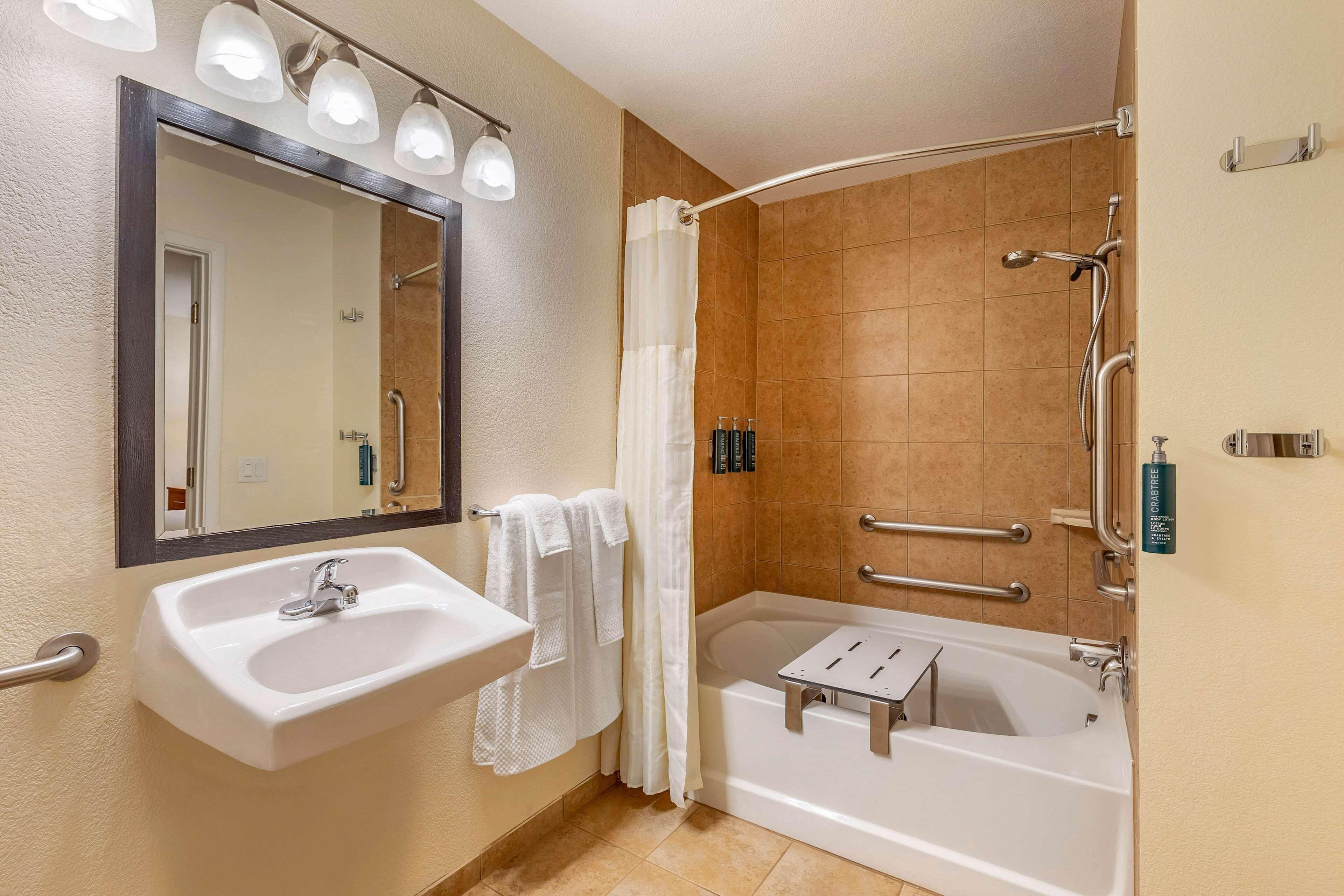 Two-Bedroom Suite Accessible Tub,1537292893:JPEG