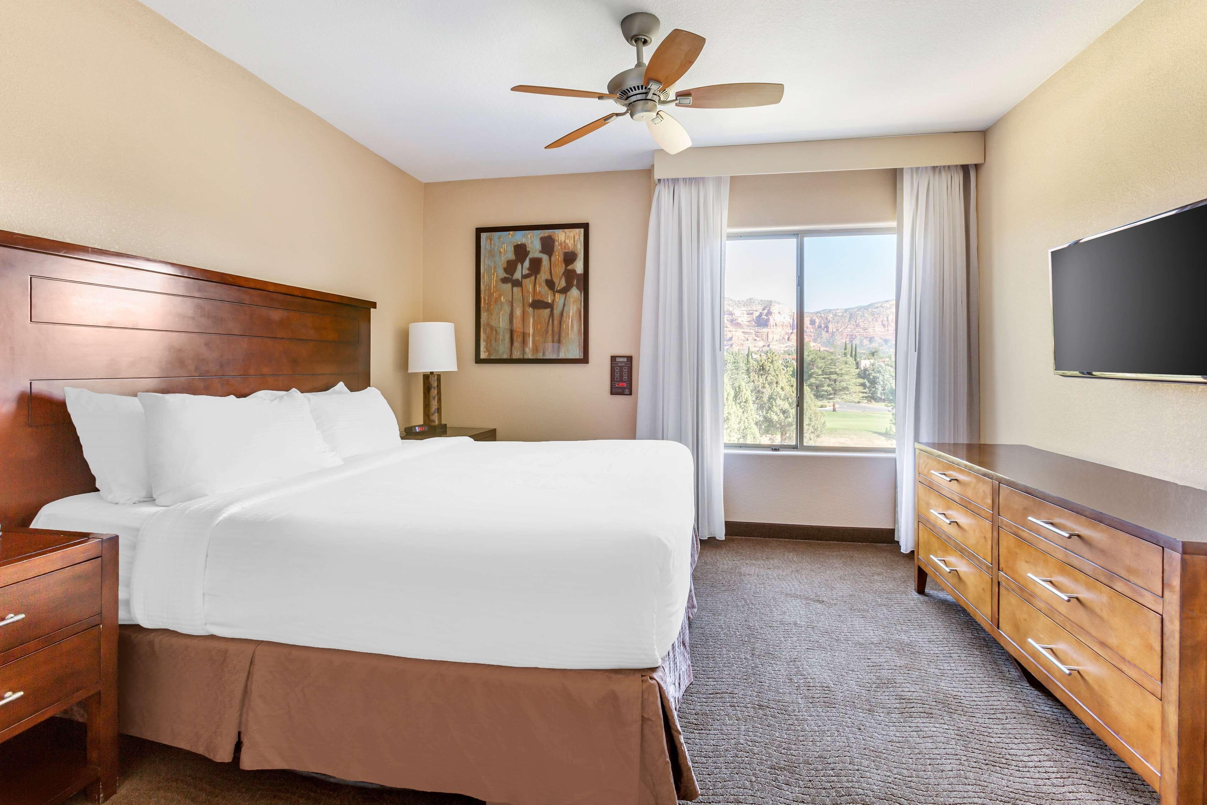 1 BEDROOM 1 KING SUITE ACCESSIBLE TUB