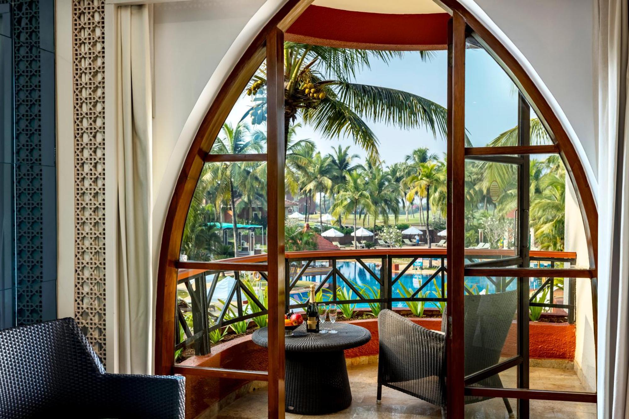 Deluxe Pool View Room Twin Bed