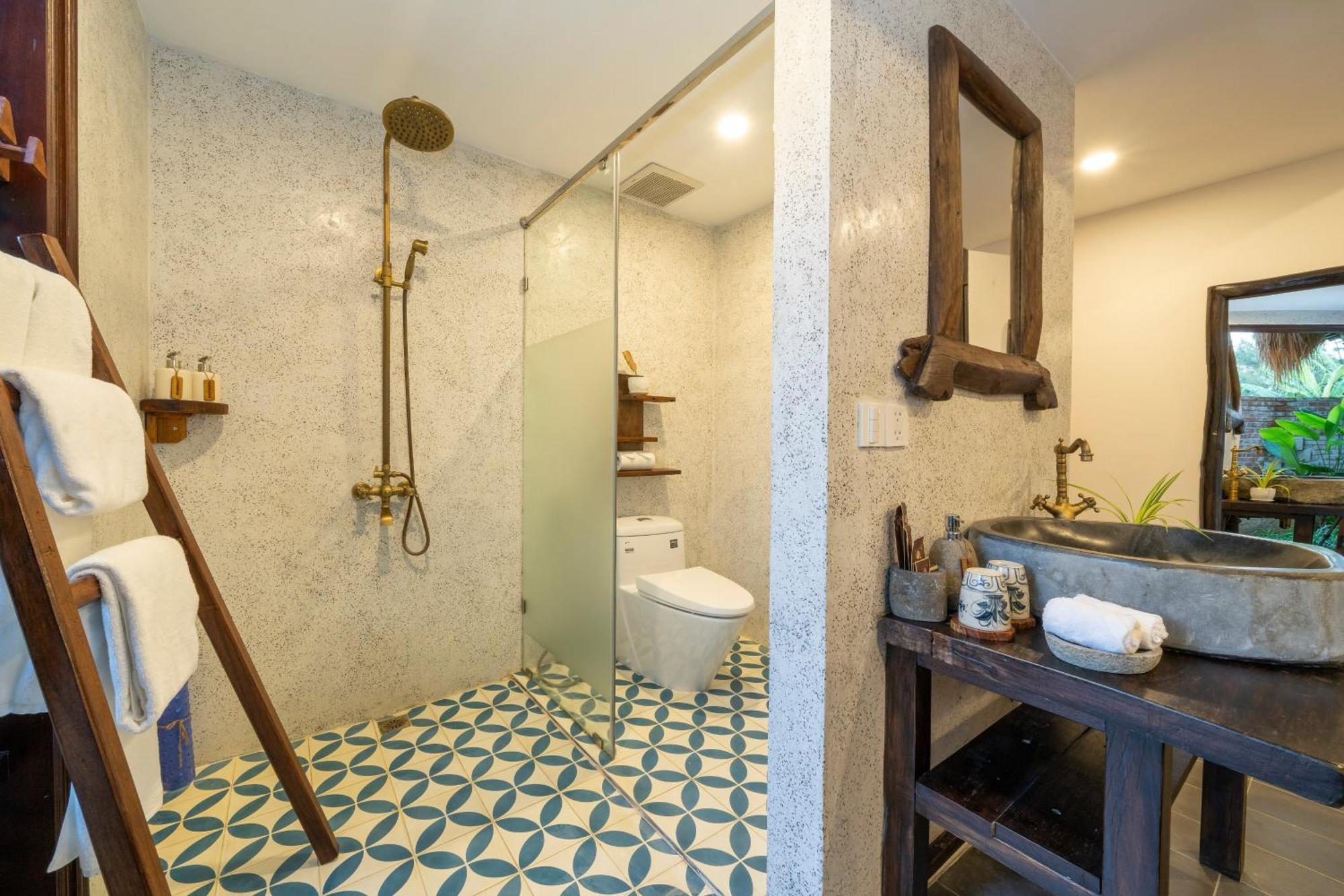 Grand Deluxe Double External Bathroom