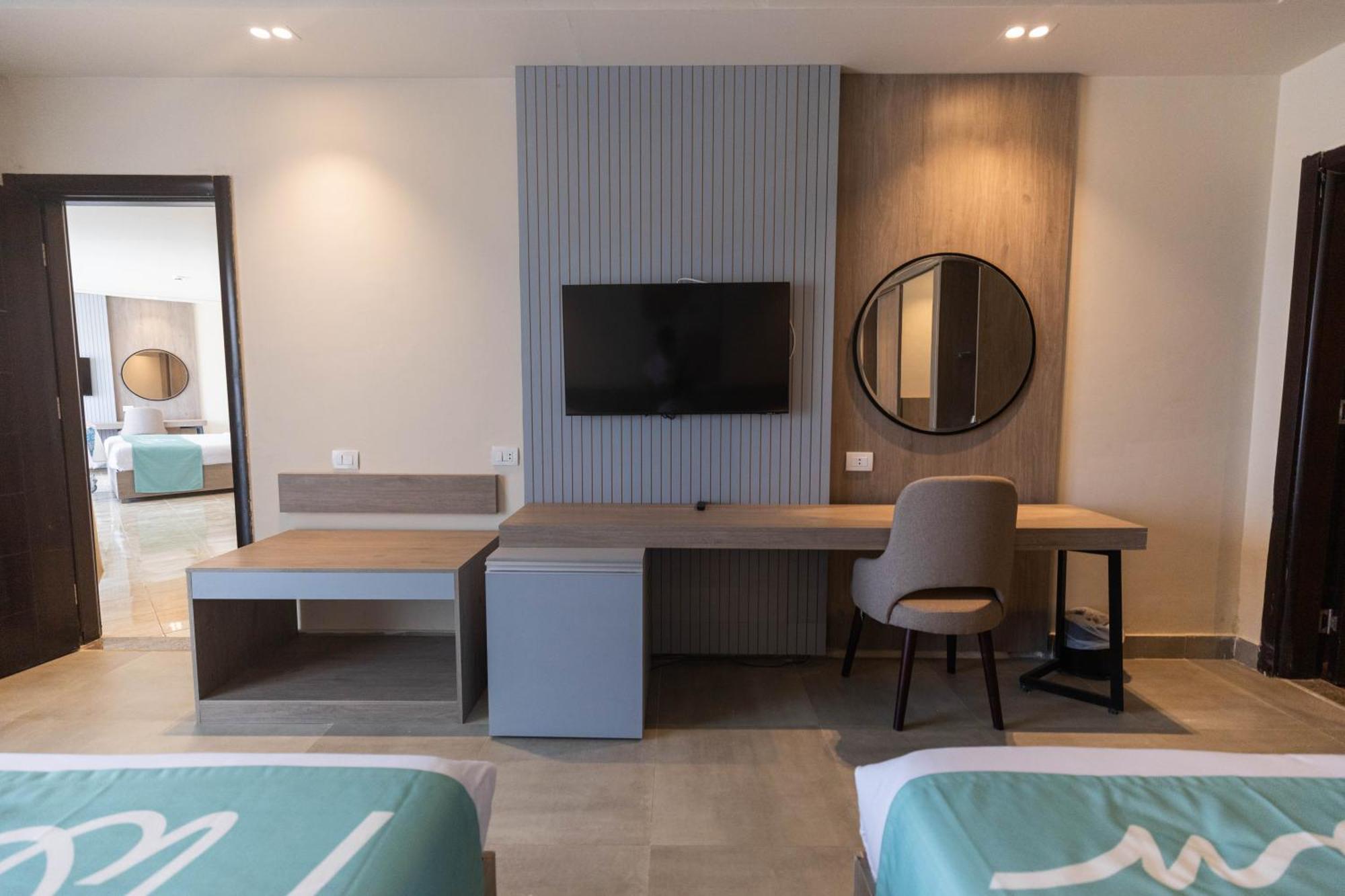 Family Suite Pool or Side Sea View
