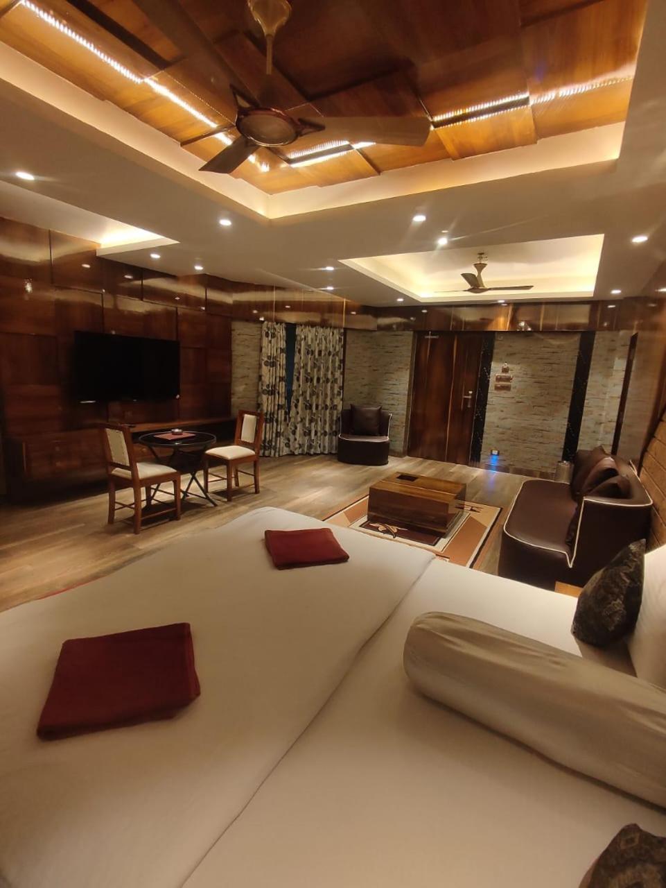 Suite,1744126452:JPEG