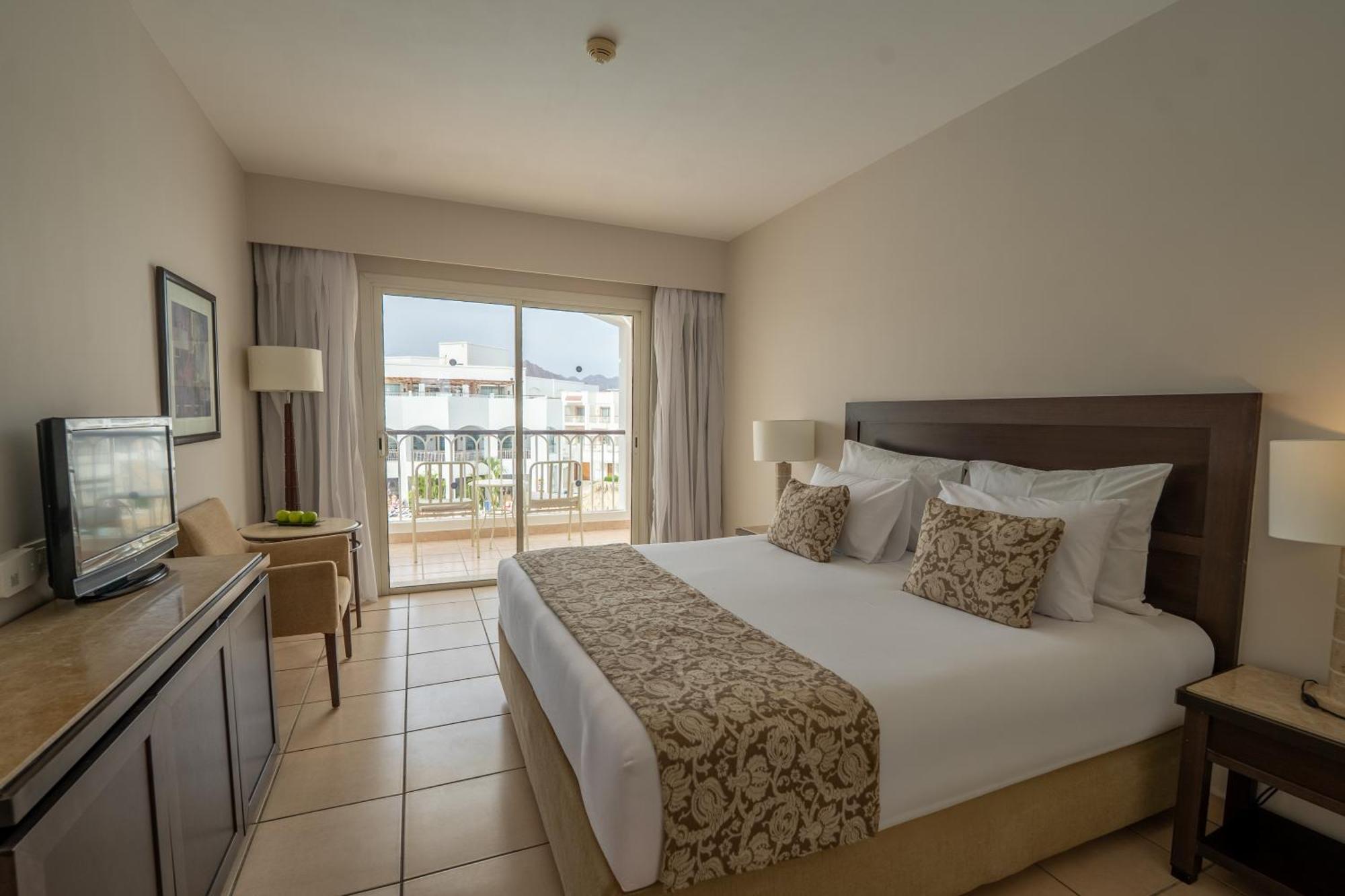 Superior Queen or Twin Bed Pool View,1746854675:JPEG
