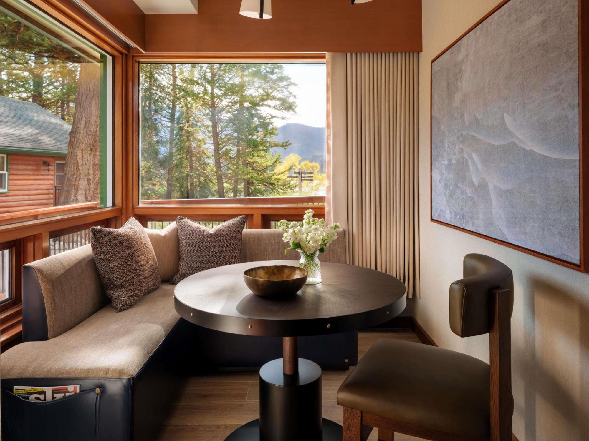 One-Bedroom Queen Suite with Two Queen Beds and Lake View