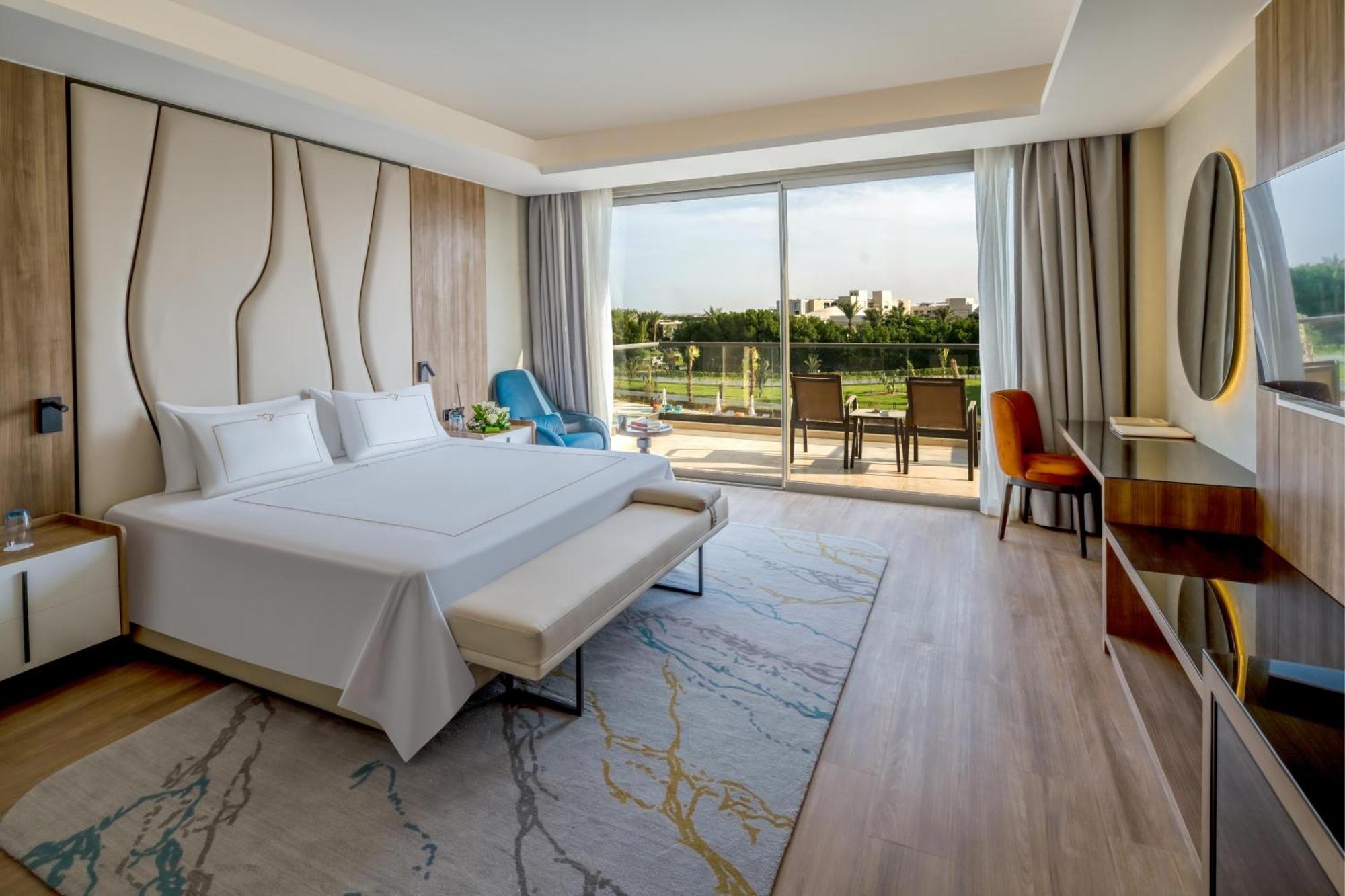 One-Bedroom Skyline Suite Infinity Pool