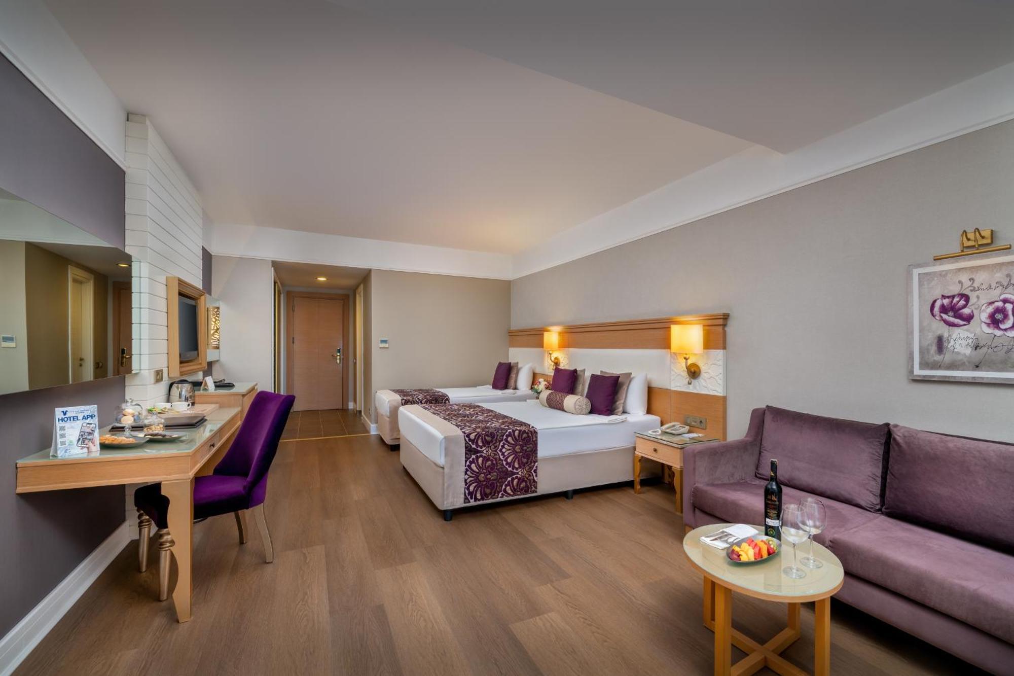 Comfort Room Sea or Pool View