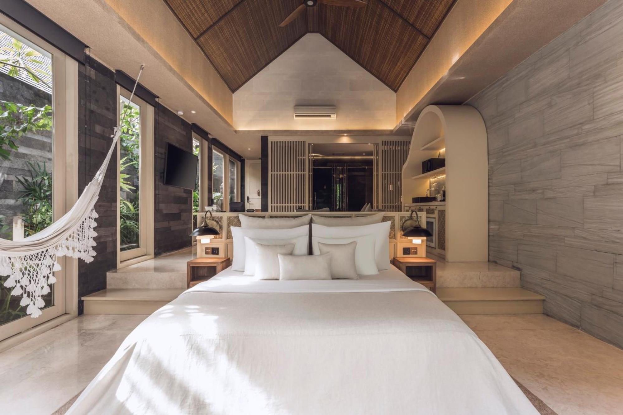 Smart One-Bedroom Private Pool Villa Near Construction