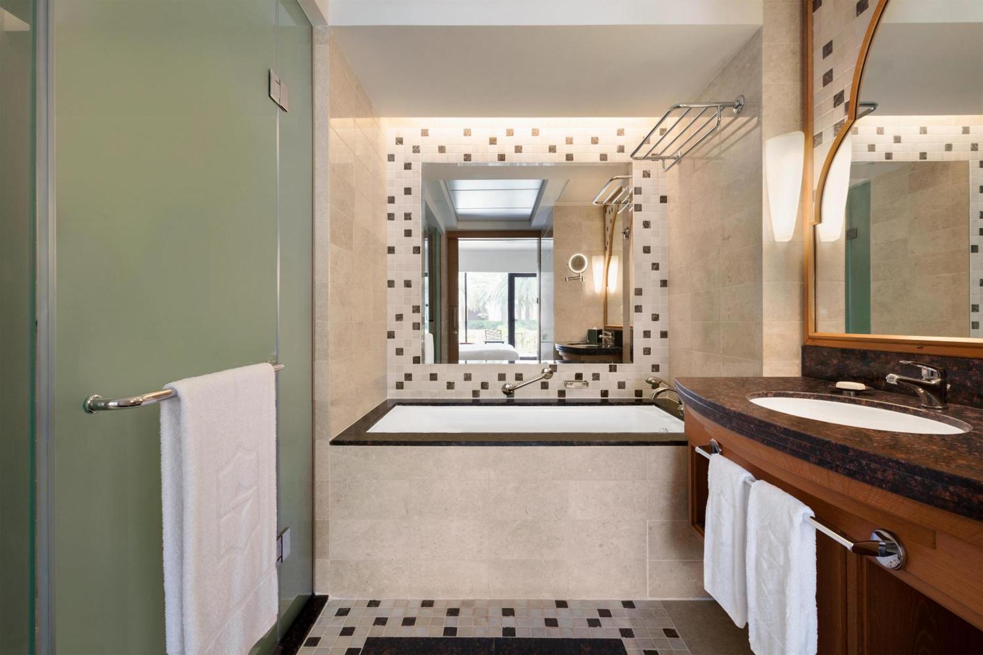 King Guest Room,1758297353:JPEG