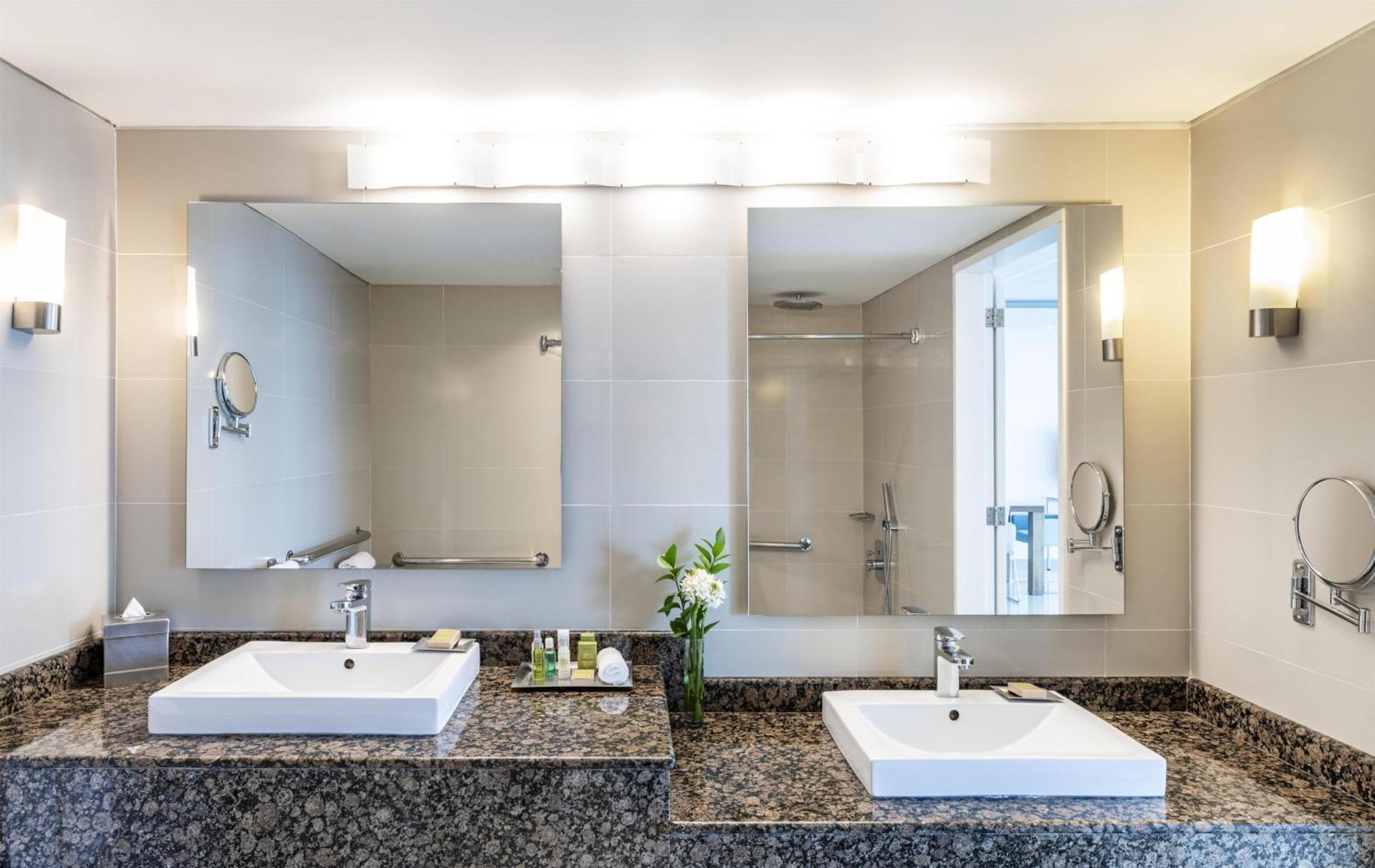 King Room with Roll-In Shower and Ocean View - Accessible
