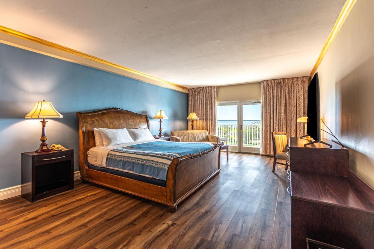 King Room with Bay View and Balcony - Non-Smoking