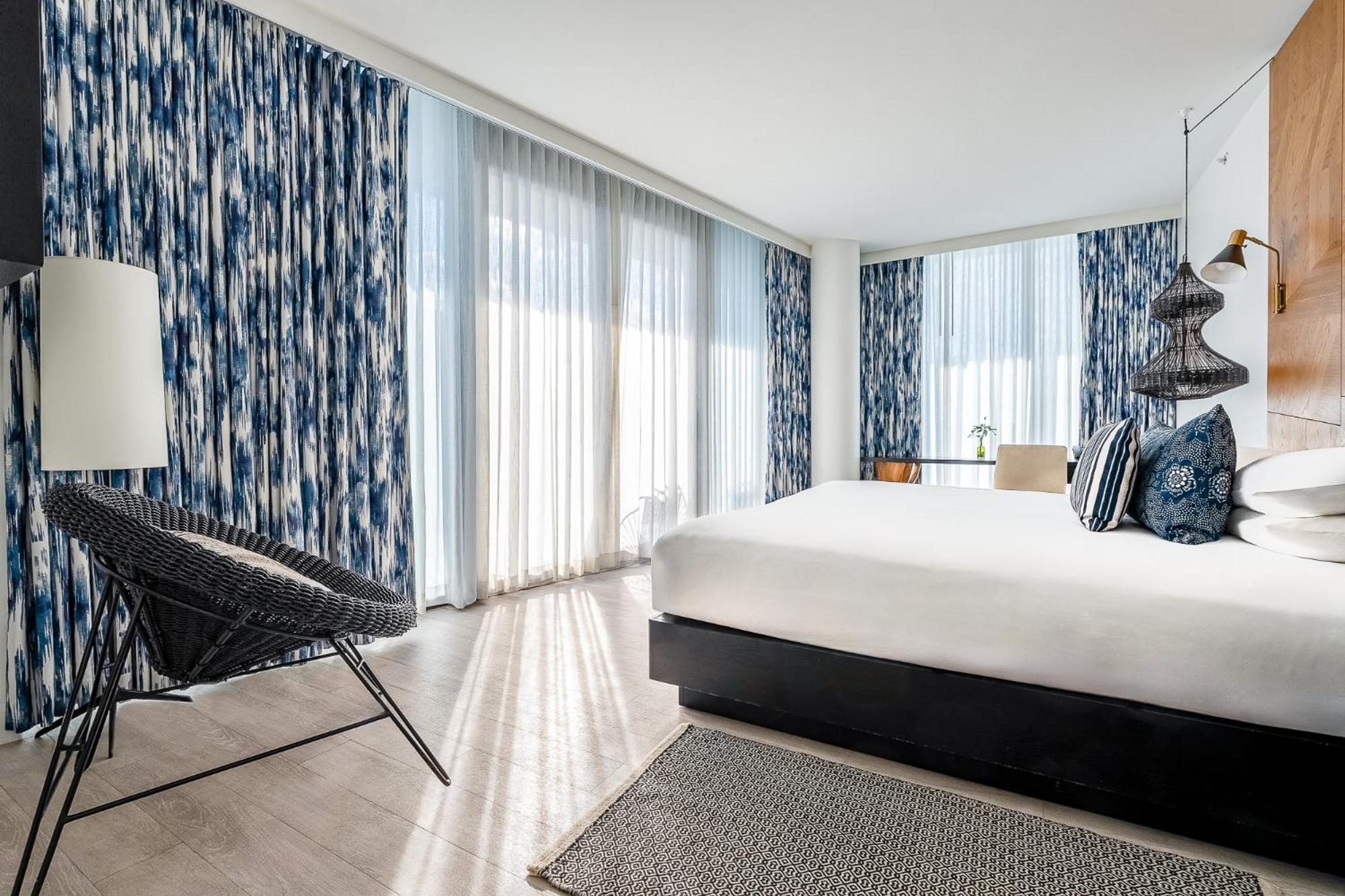 Prestige Corner Room balcony King Bed