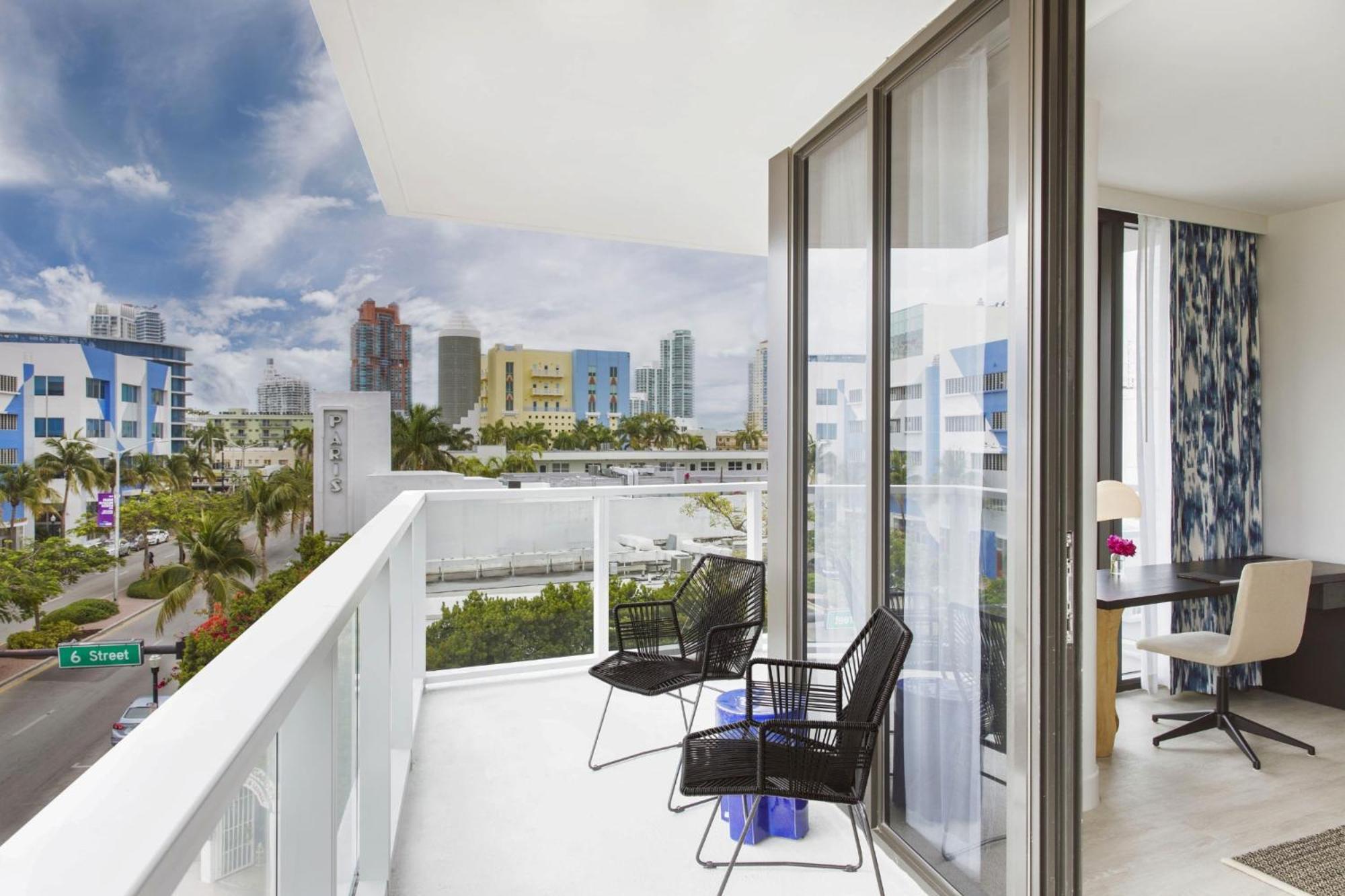 Prestige Corner Room balcony King Bed