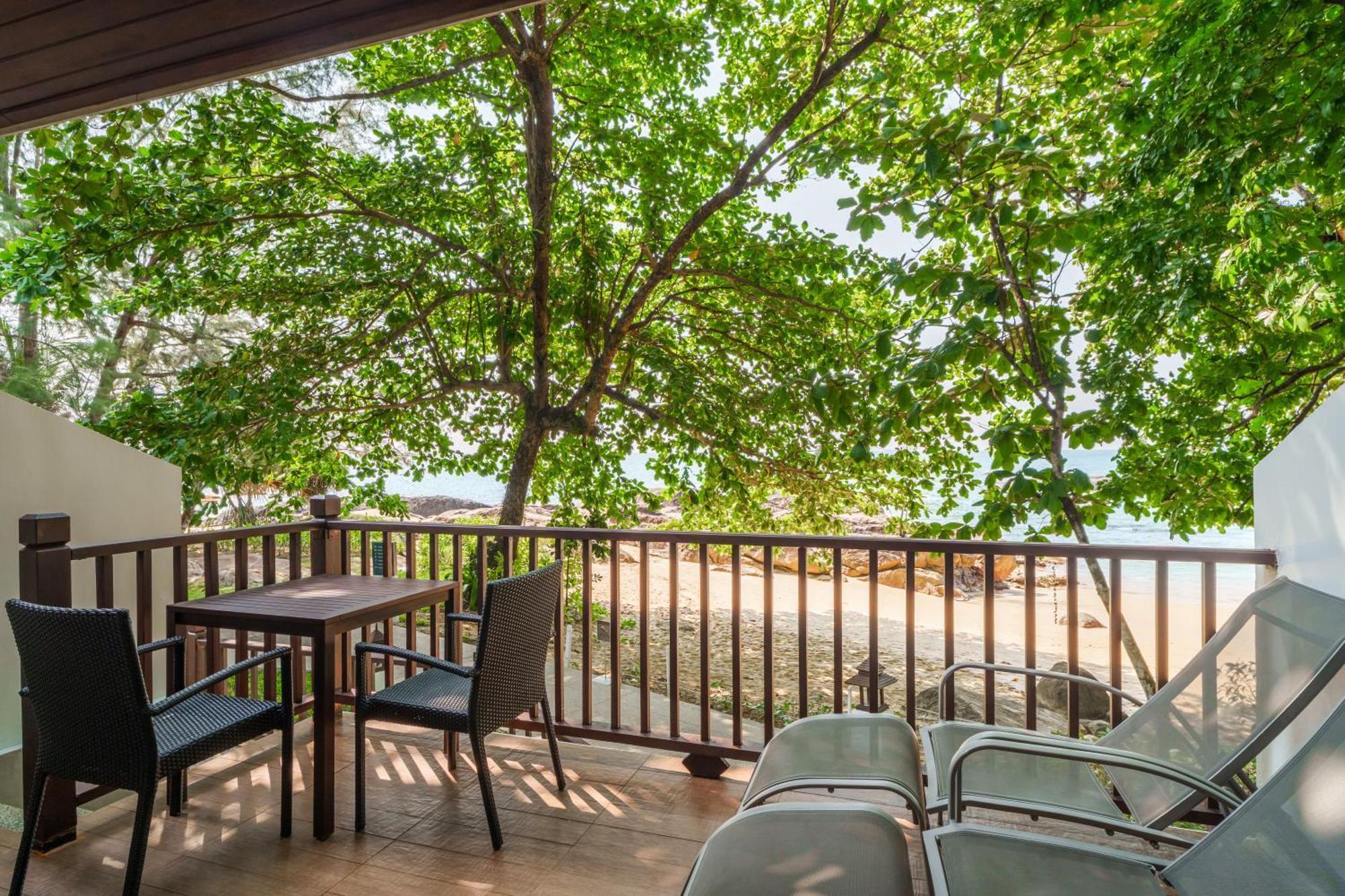 Deluxe Bungalow Beachfront Mountain Wing