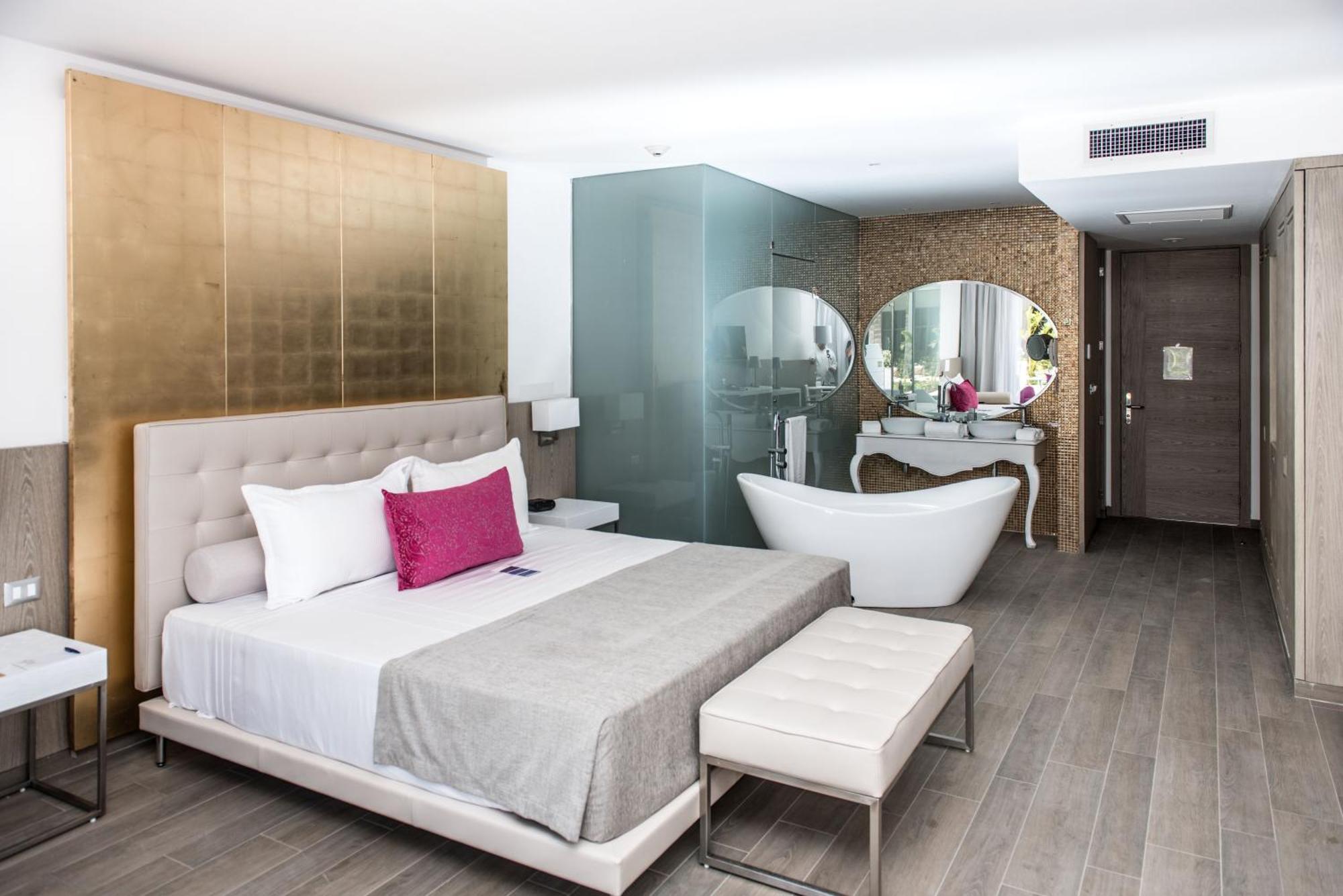 Deluxe Suite Platinum Pool Access