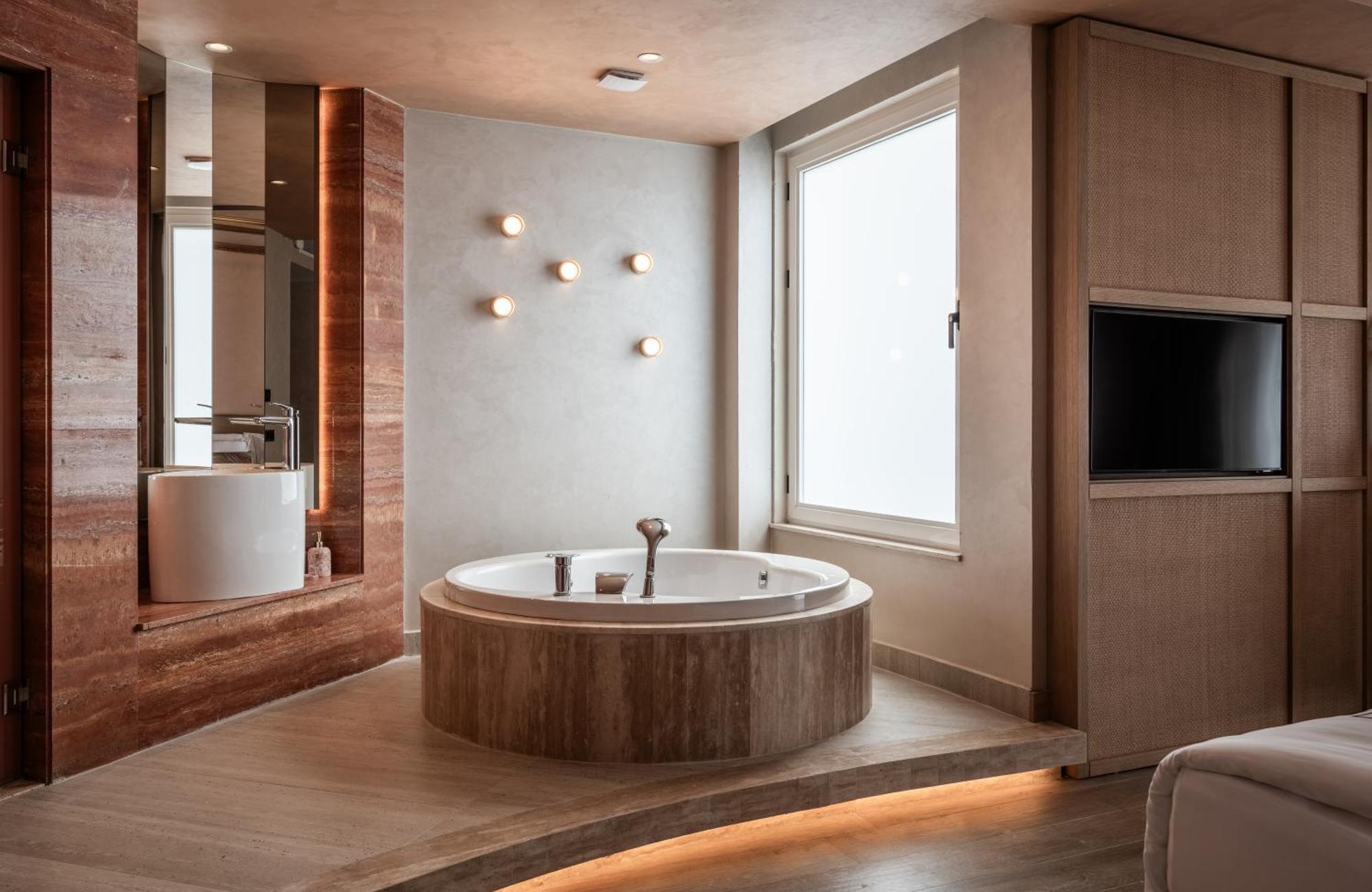 Superior Jacuzzi Garden Up Sea View