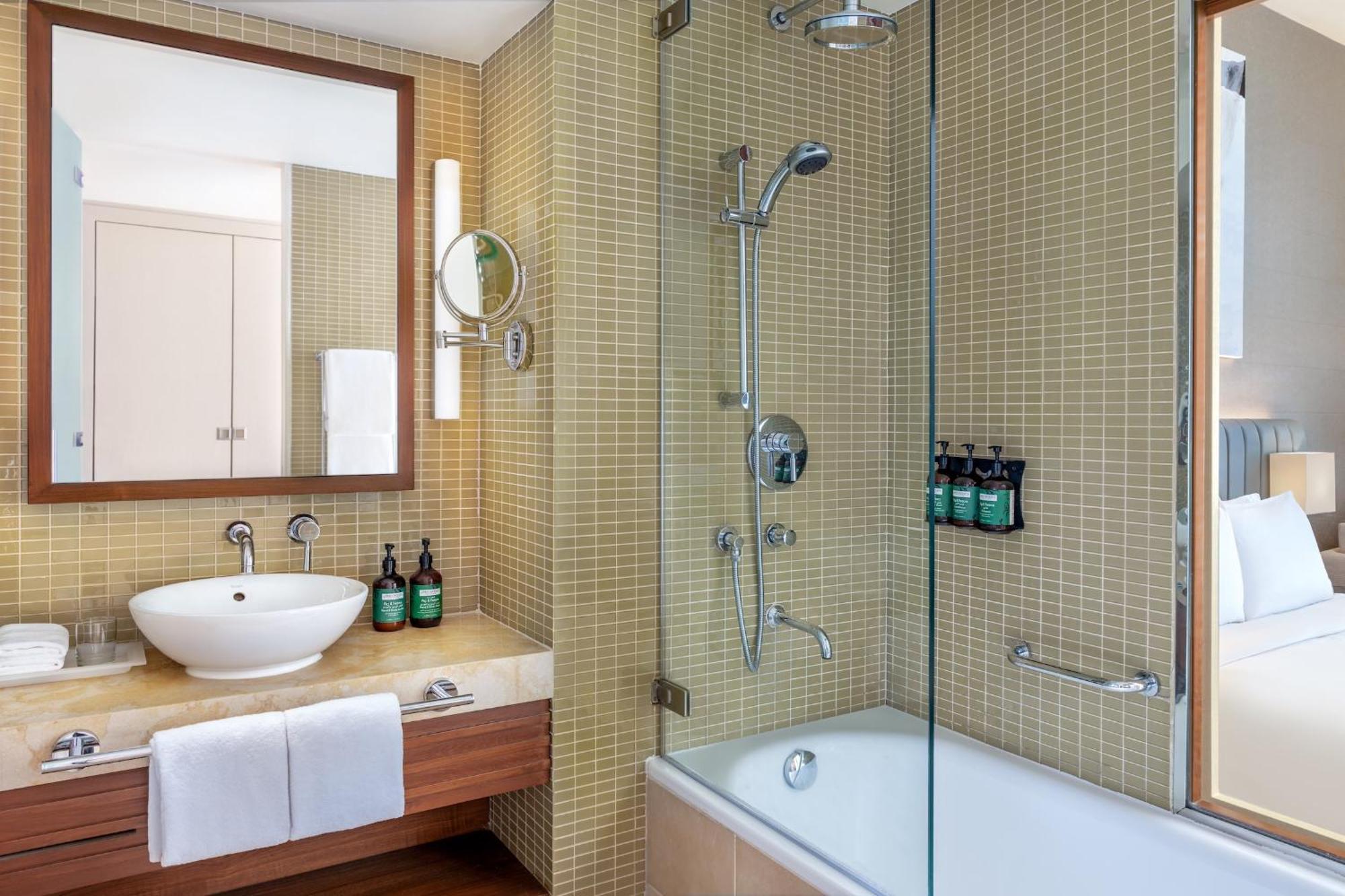 One-Bedroom Suite Pool View Balcony Theme Park Access,1769515167:JPEG