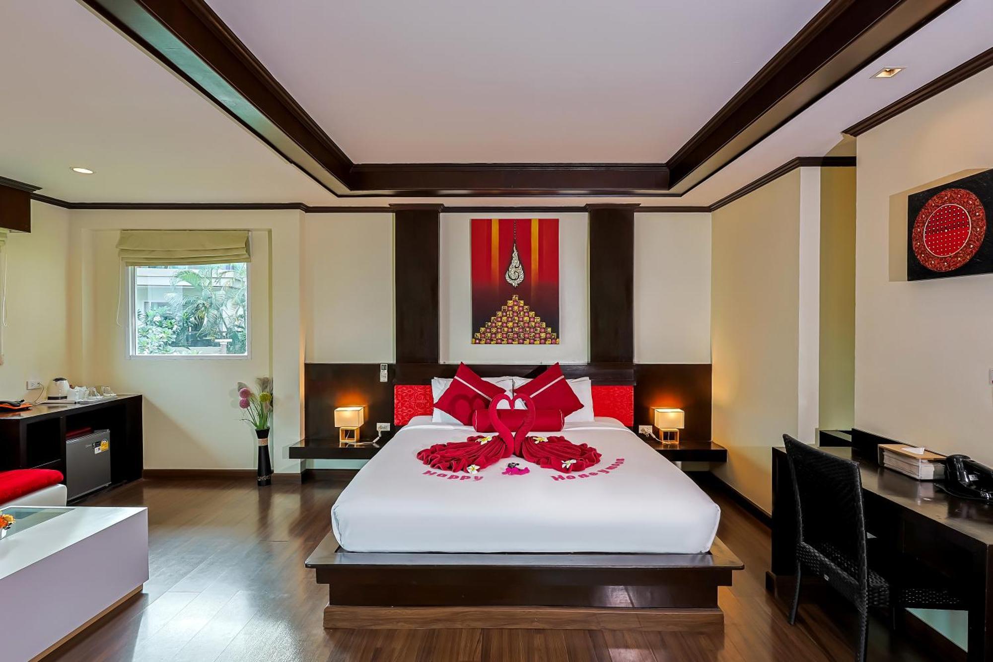 Superior Honeymoon Suite