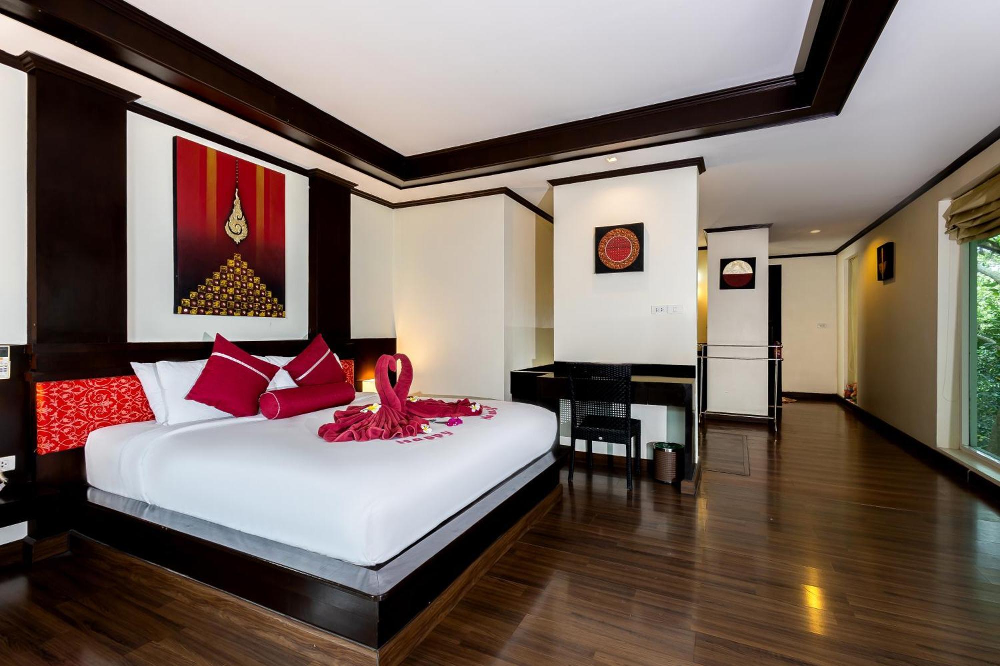 Superior Honeymoon Suite