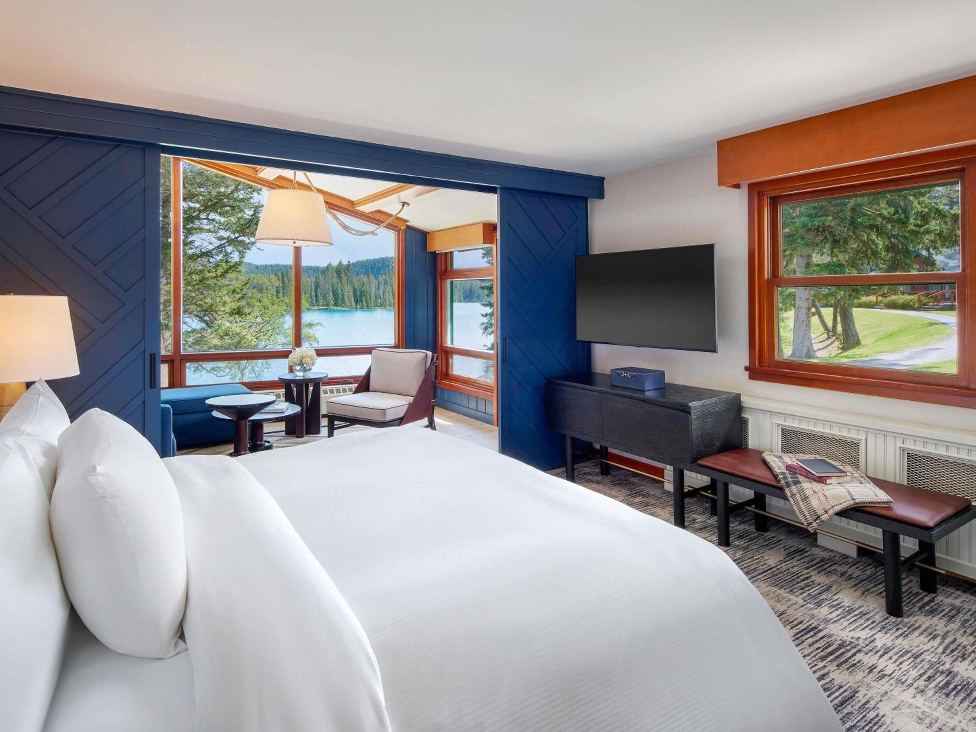 Junior King Suite with Lake View