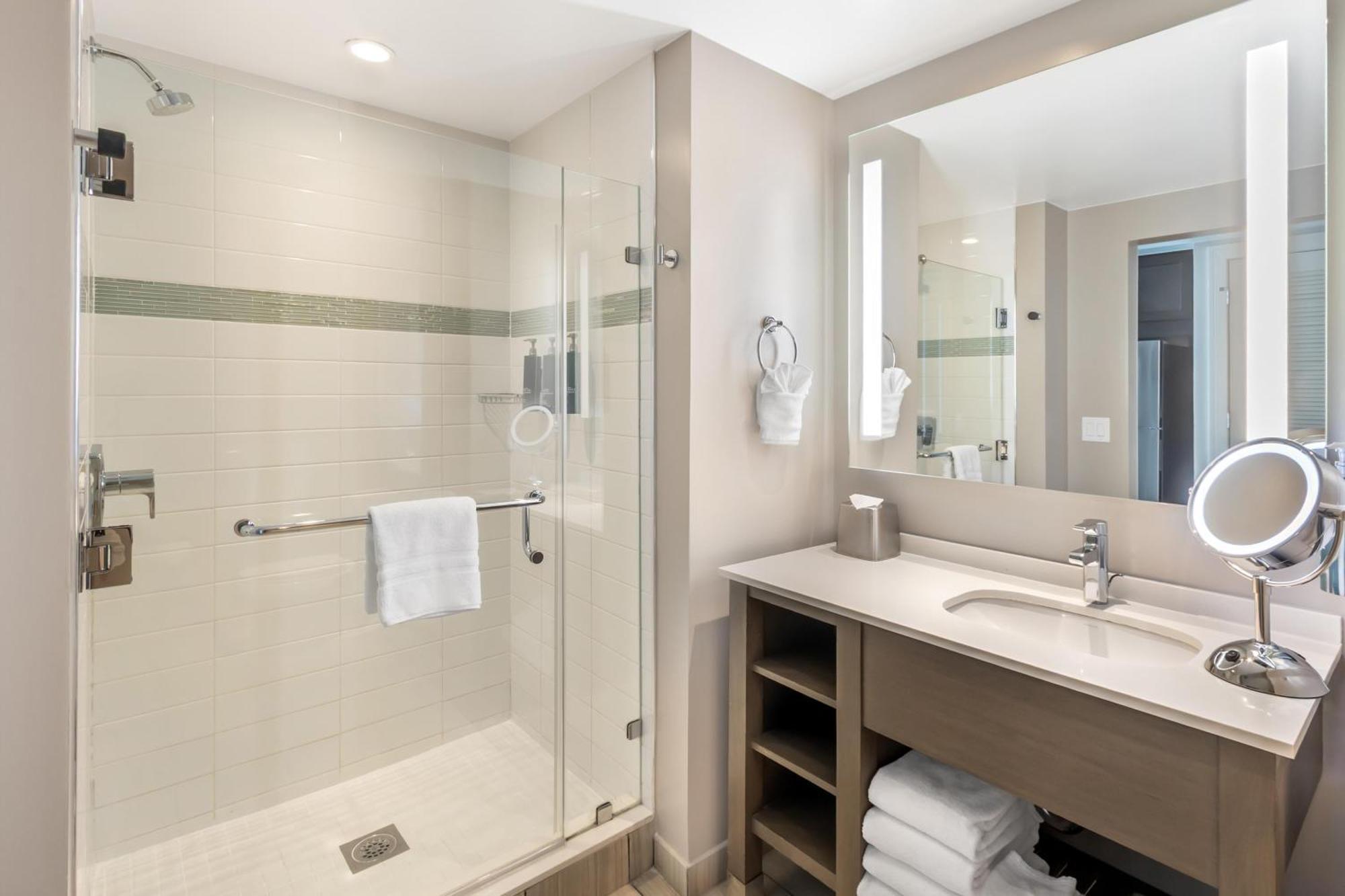 One-Bedroom Oceanfront King Suite Communication Assistance,1770954807:JPEG