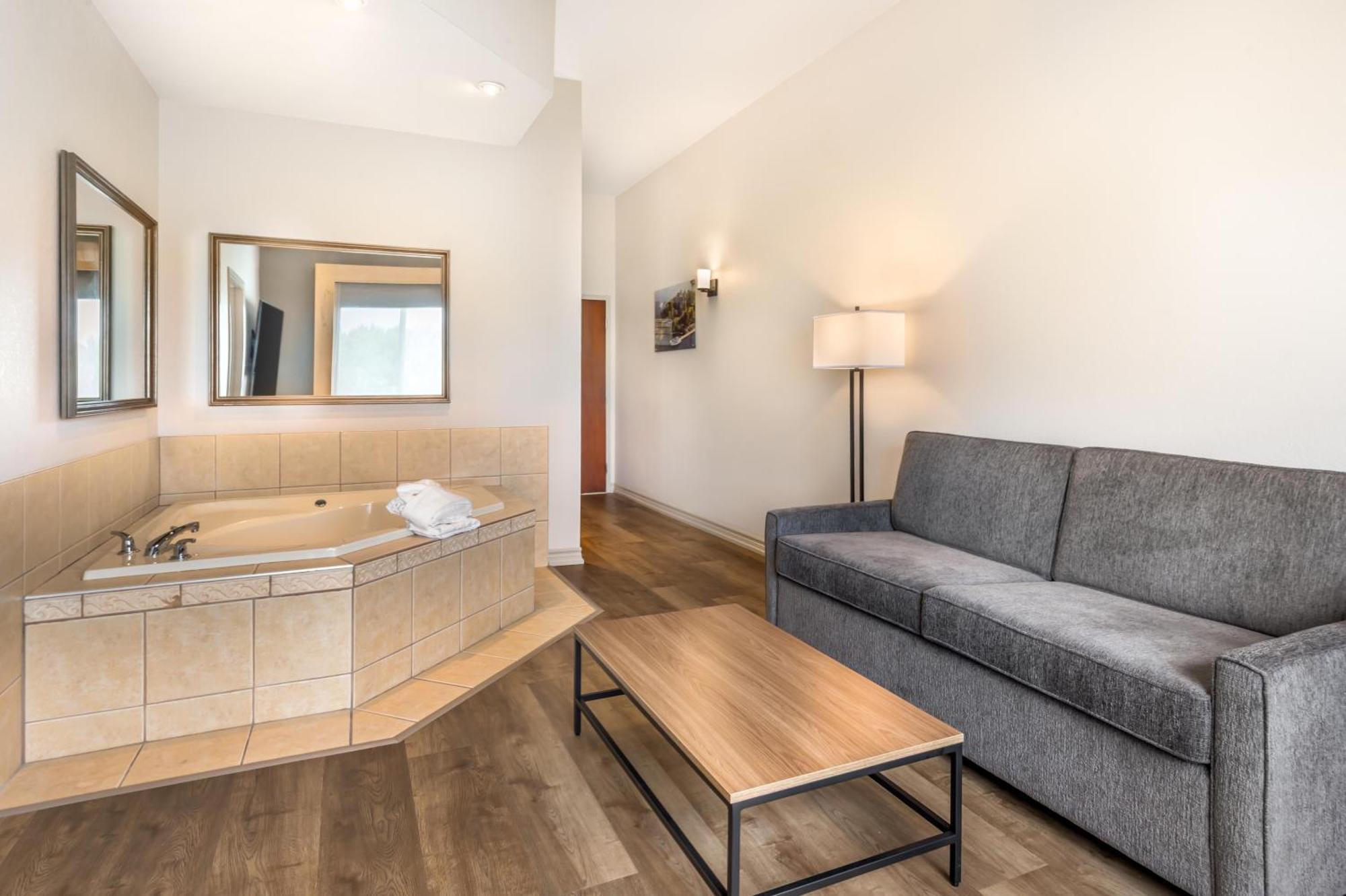 King Suite with Sofa Bed, Hot Tub and Fireplace - Non-Smoking
