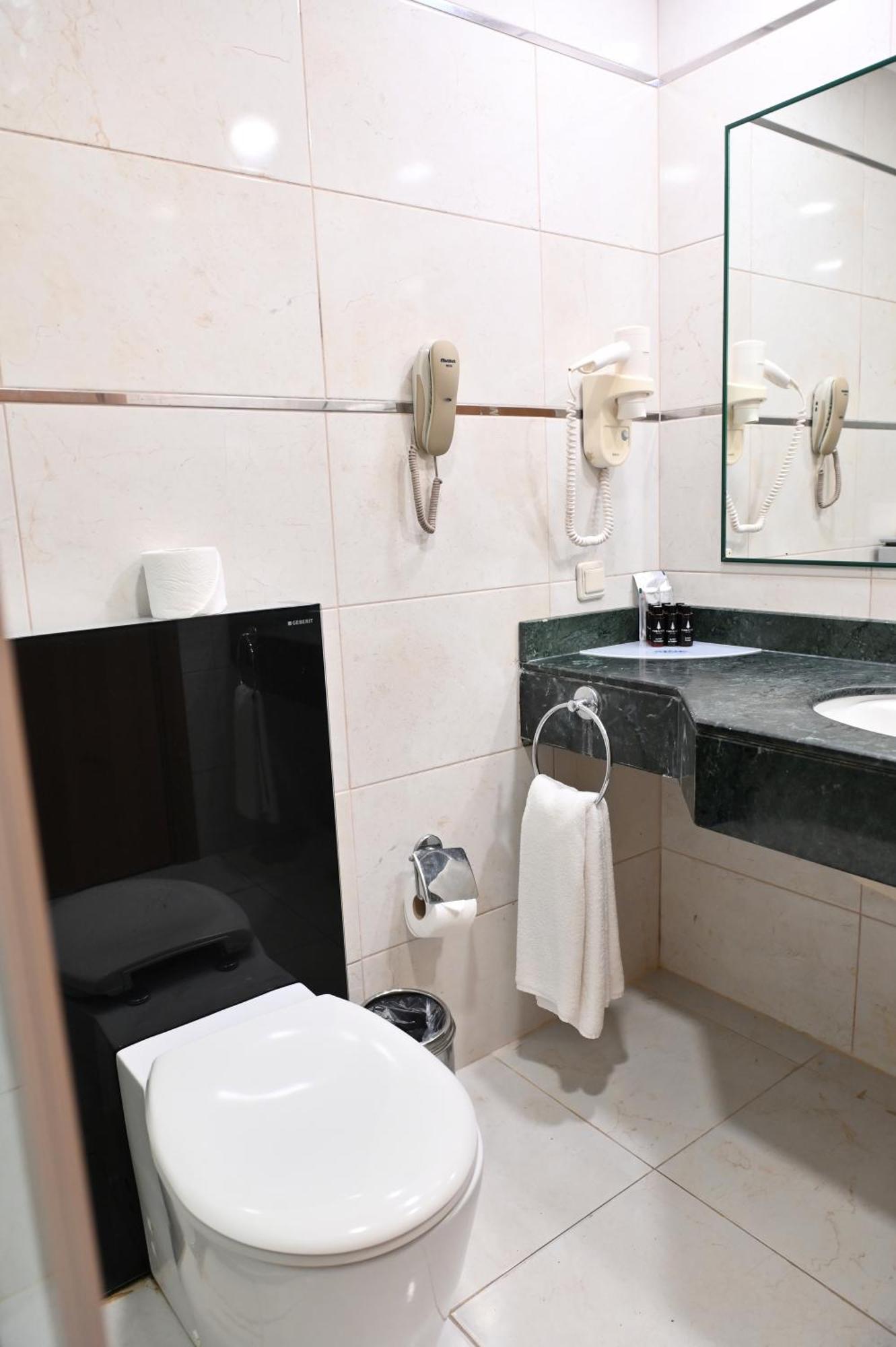Çift Kişilik veya İki Yataklı Bahçe Manzaralı Superior Oda