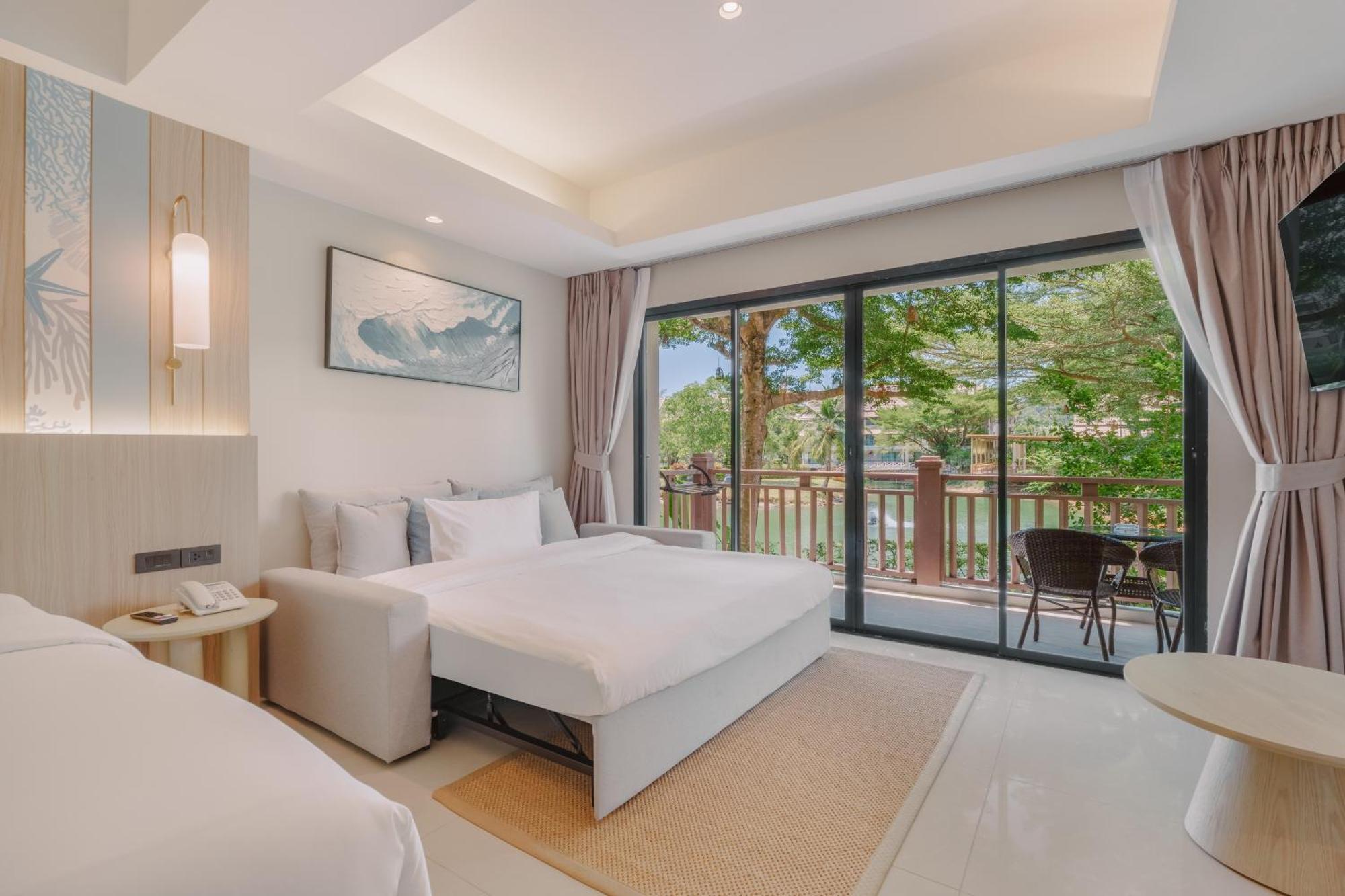 Deluxe Grand Family Room