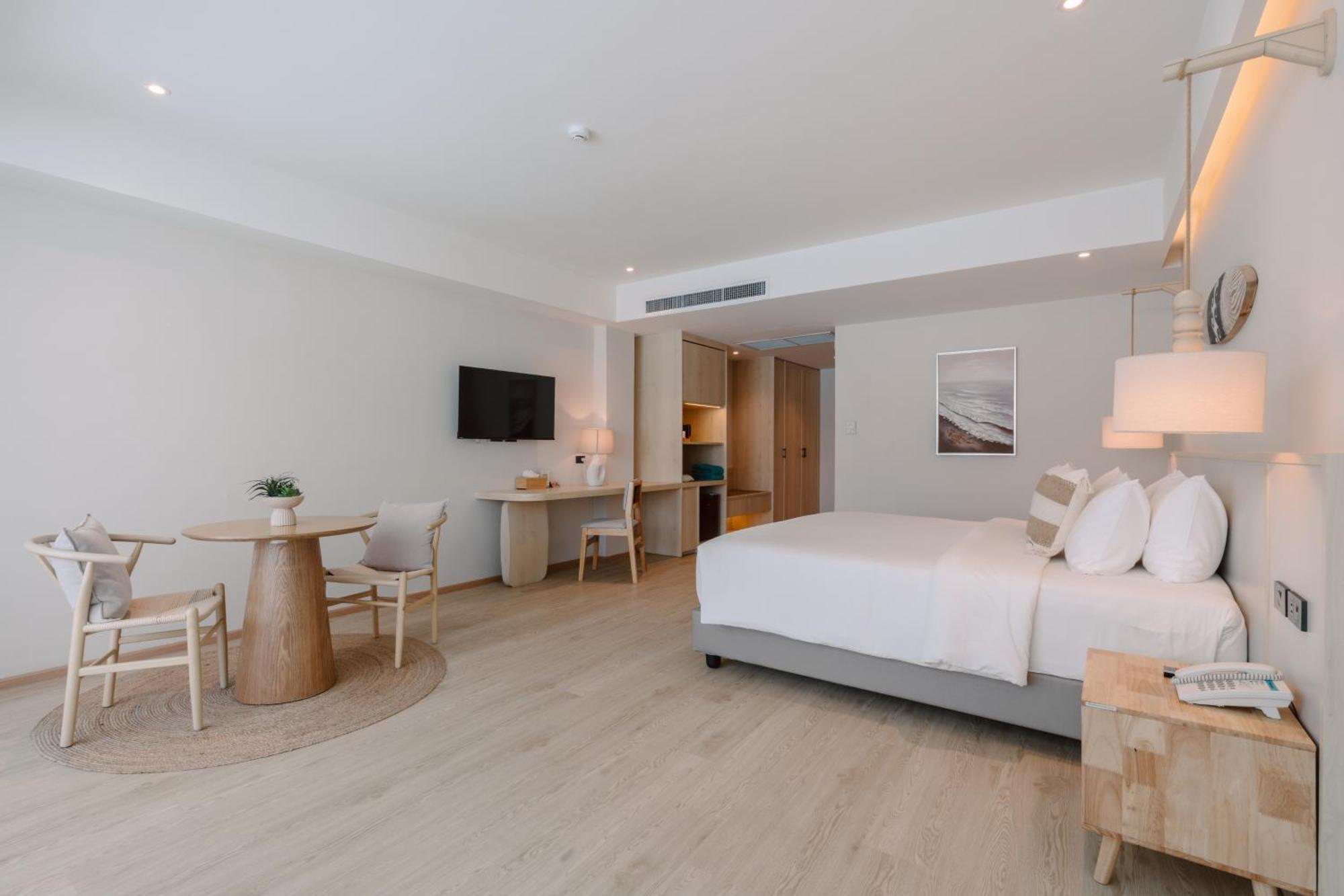 Deluxe Room Pool Access​ Hive Wing