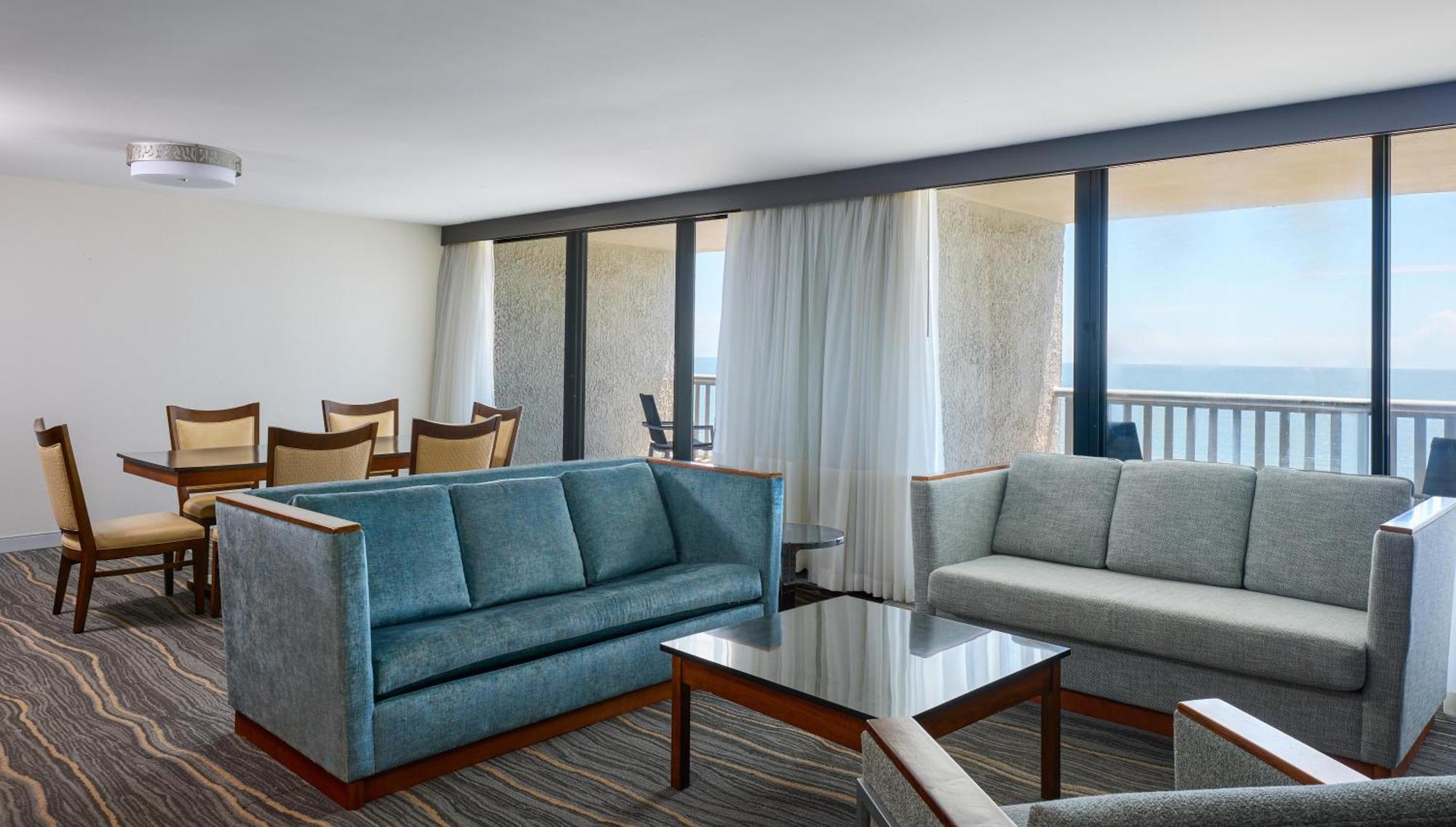 Habitación con salón y sofá cama