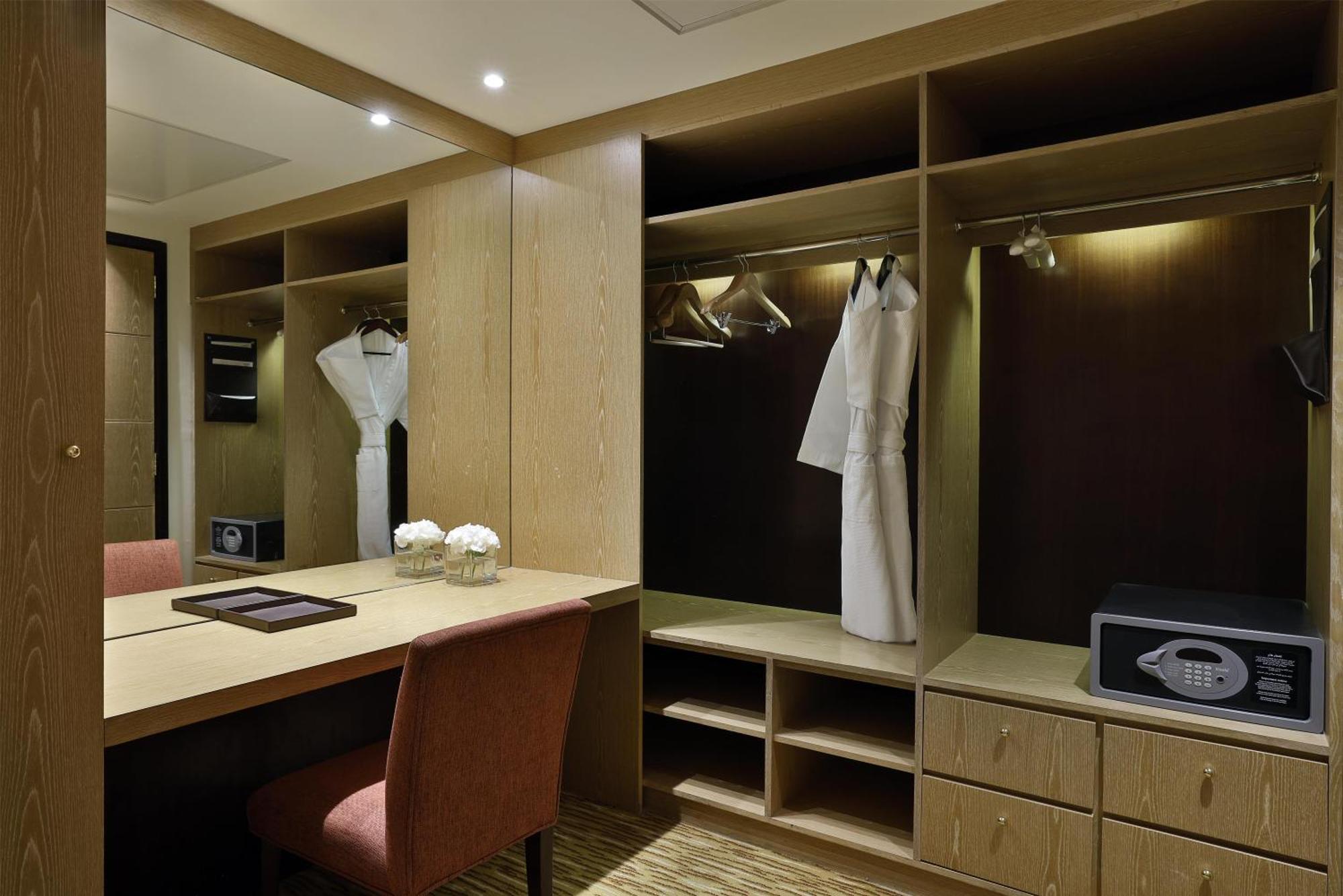 One-Bedroom Twin Suite Sea View