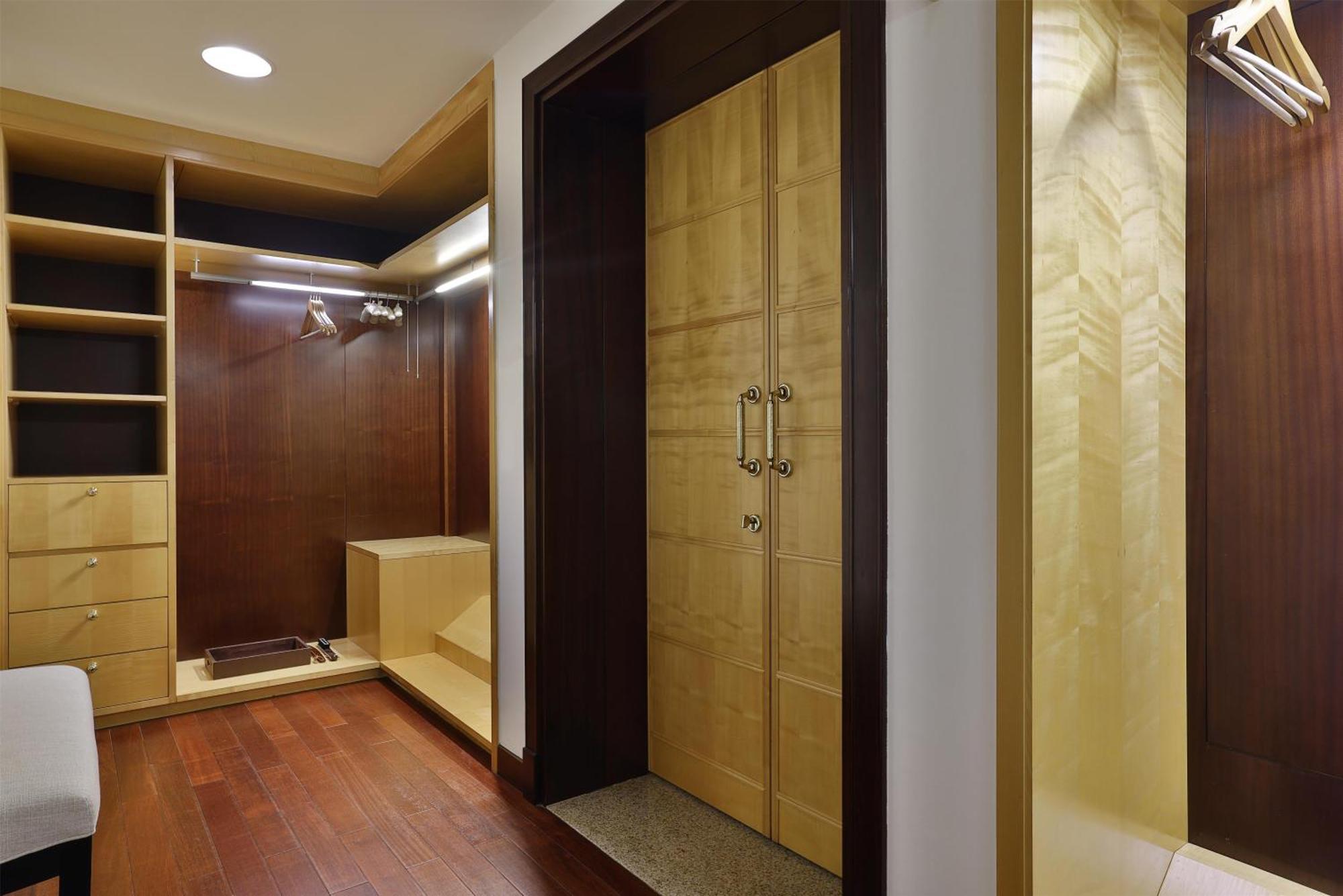 One-Bedroom King Suite Sea View