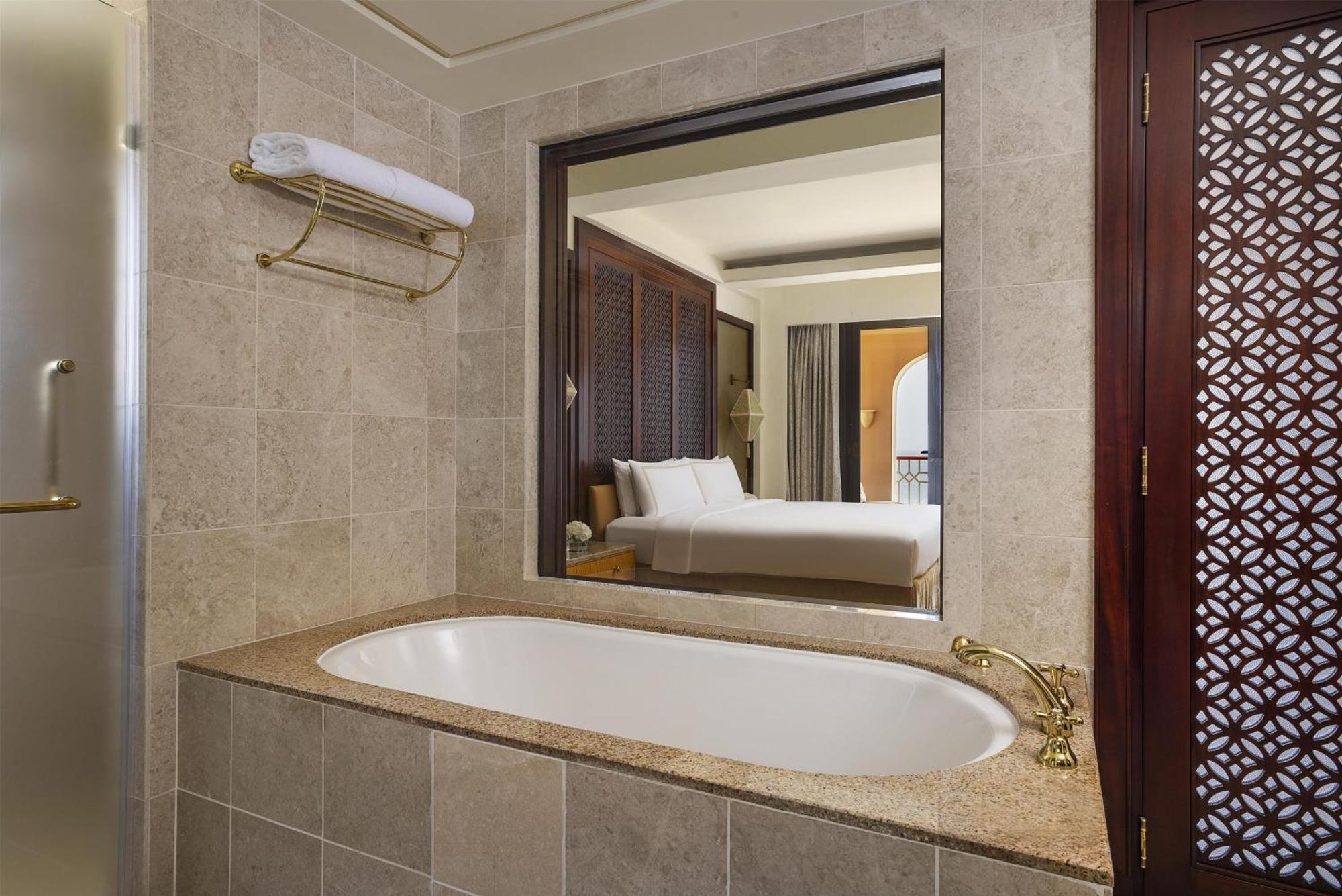 One-Bedroom King Suite Sea View